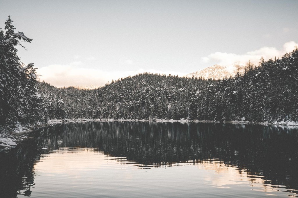 Die Sonne erhellt die Berge rund um den Eibsee.