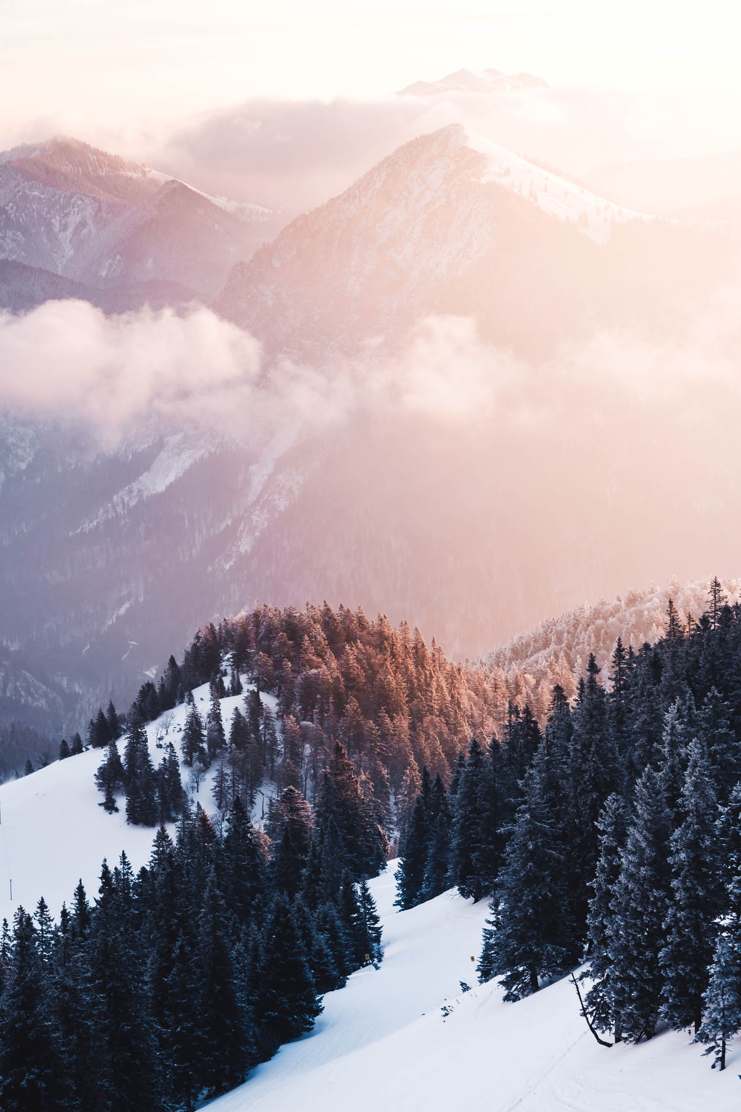 Die aufgehende Sonne taucht die Flanken der Berge in wundervolles und weiches Licht.