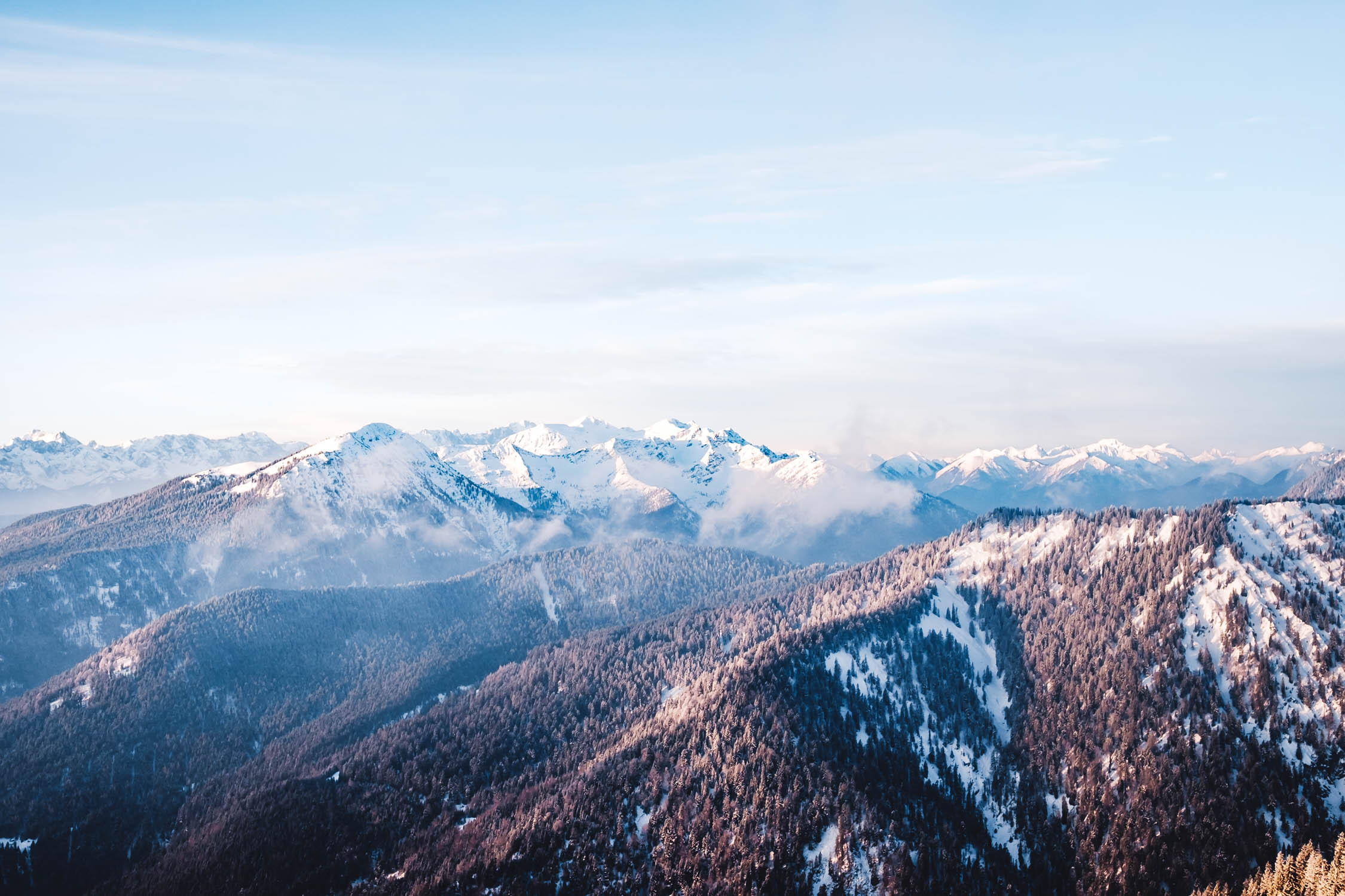 Der Blick über das morgendliche Alpenpanorama mit seine unzähligen Gipfeln und Tälern.