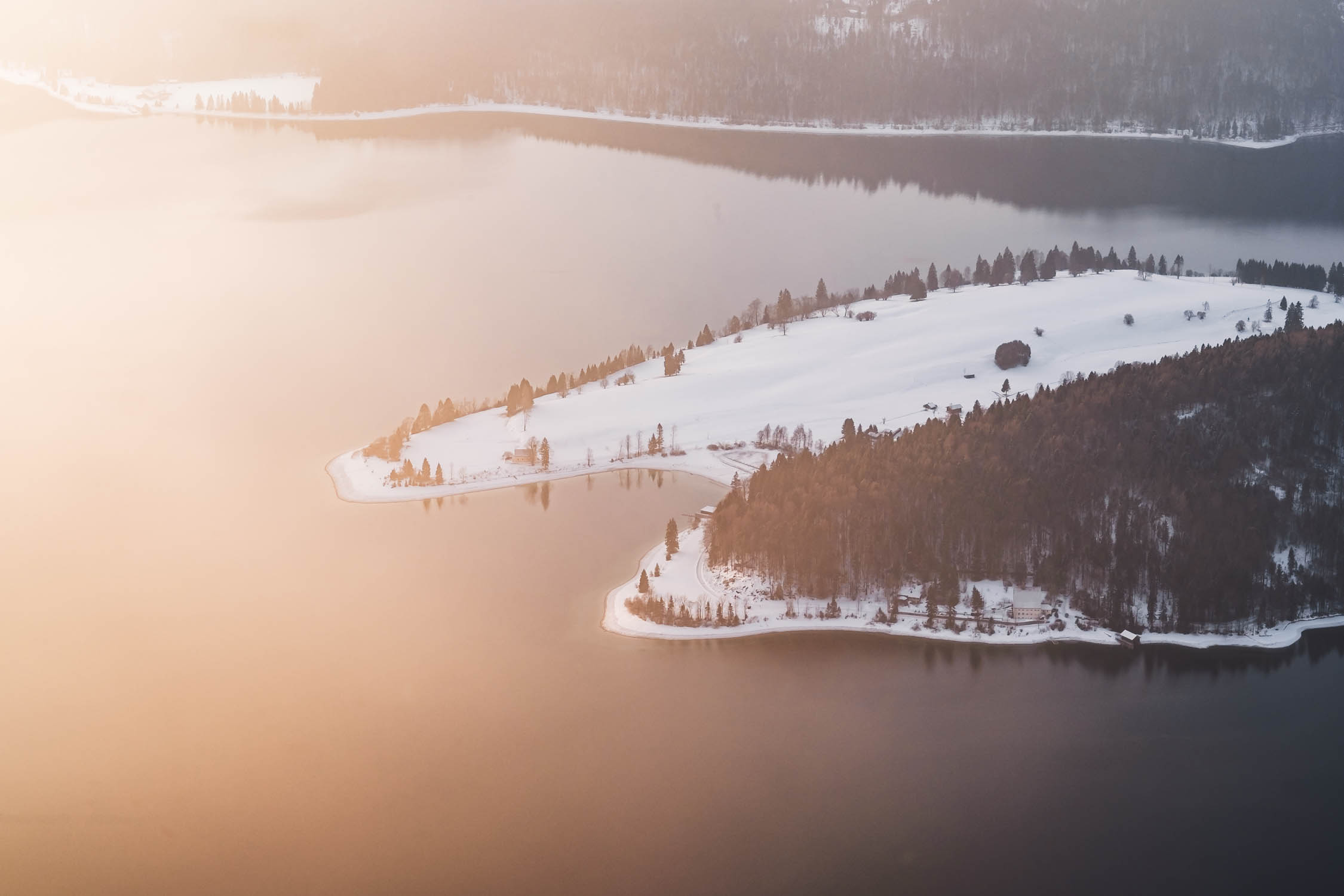 Der ungestörte Blick auf den Walchensee. Ein Szene die sehr viel Ruhe ausstrahlt.