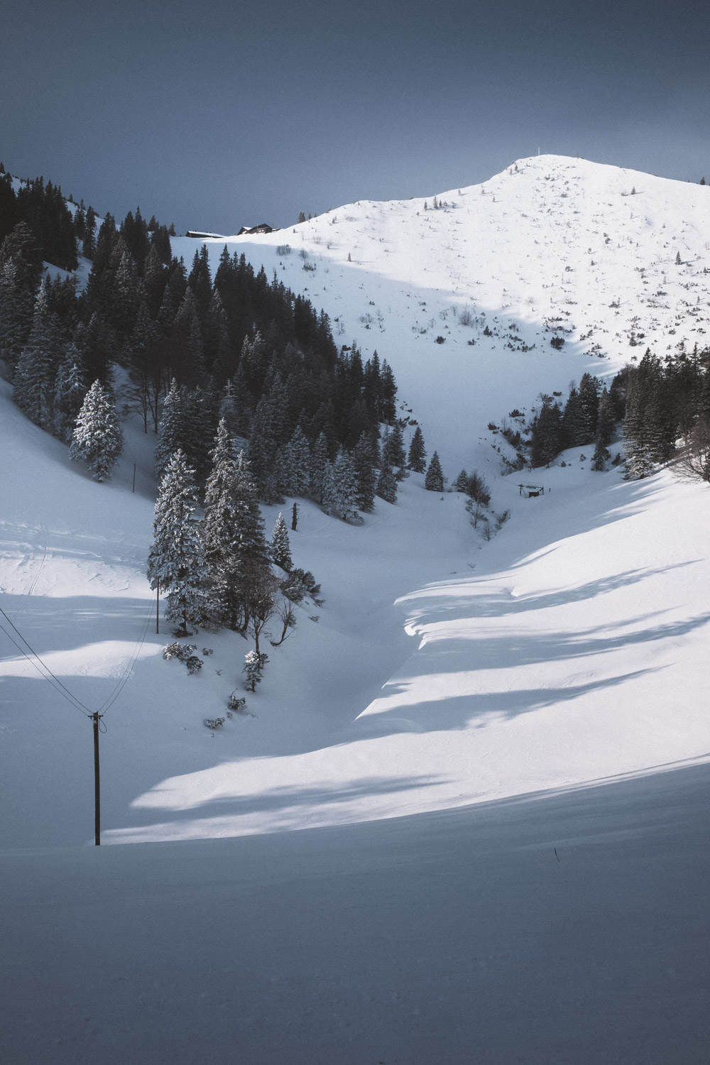 Blick vom Kesselberg auf den Herzogstand. Der aufziehende Dunst und die Wolken erzeugen eine mystische Stimmung.