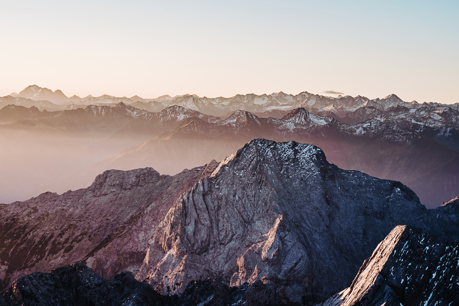 Im November geht es noch einmal auf den Gipfel der Zugspitze mit einem wunderschönen Blick über die Alpenketten im Morgenlicht.