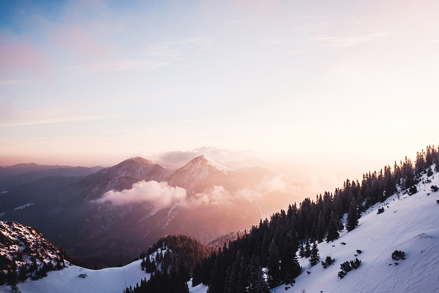 Den Abschluss bildet ein Wintermorgen am Herzogstand mit Blick auf den gegenüber liegenden Jochberg.