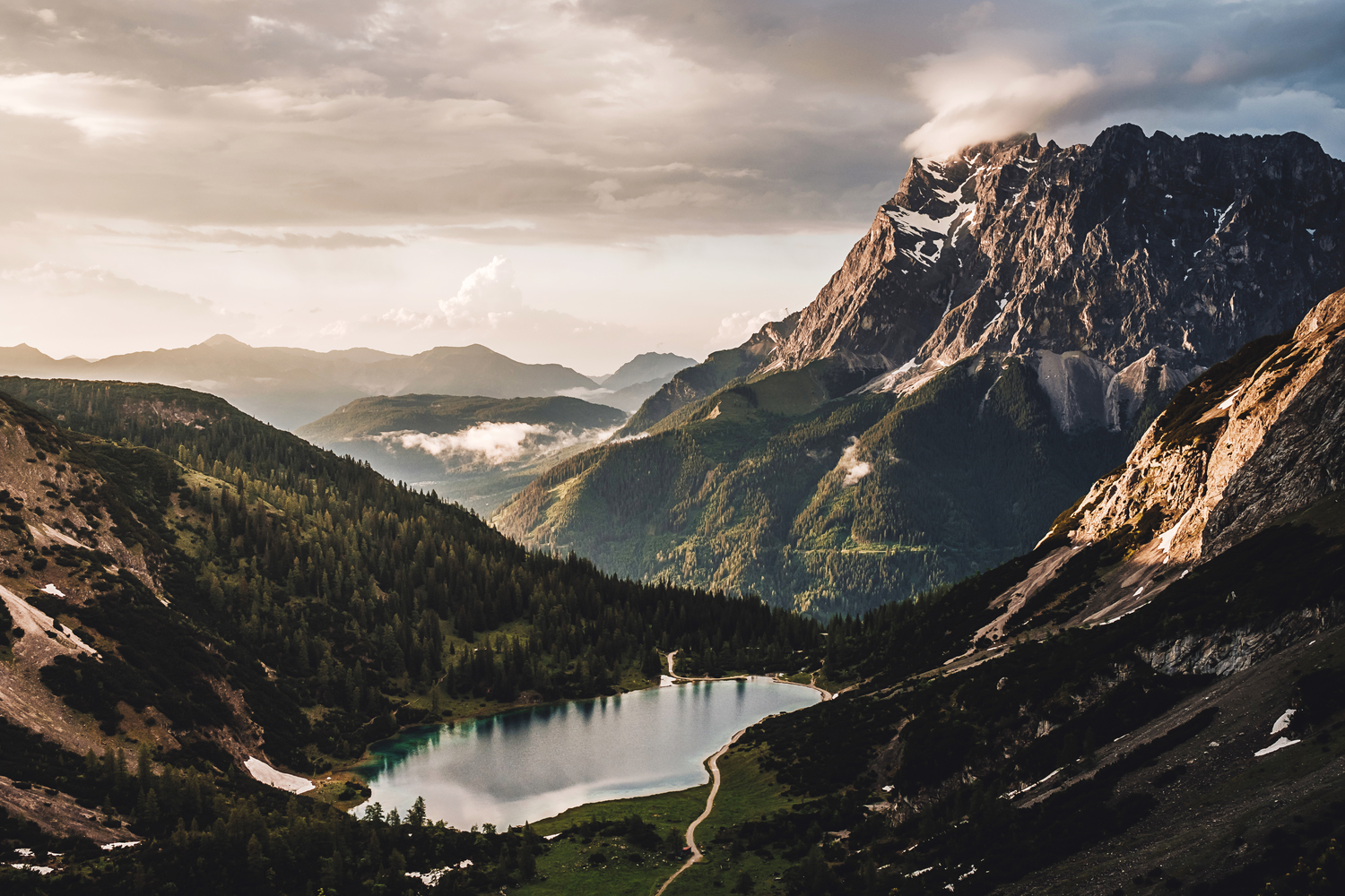 April-Blick-von-der-Coburger-Hütte-zur-Zugspitze