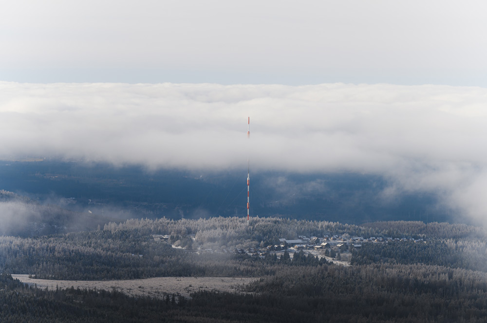 Eine Wolkenlücke gibt den Blick vom Brocken auf Torfhaus frei.