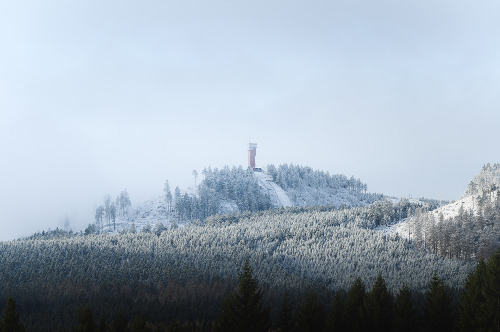Von Schierke aus war den Blick auf den schneebedeckten Gipfel des Wurmbergs frei.