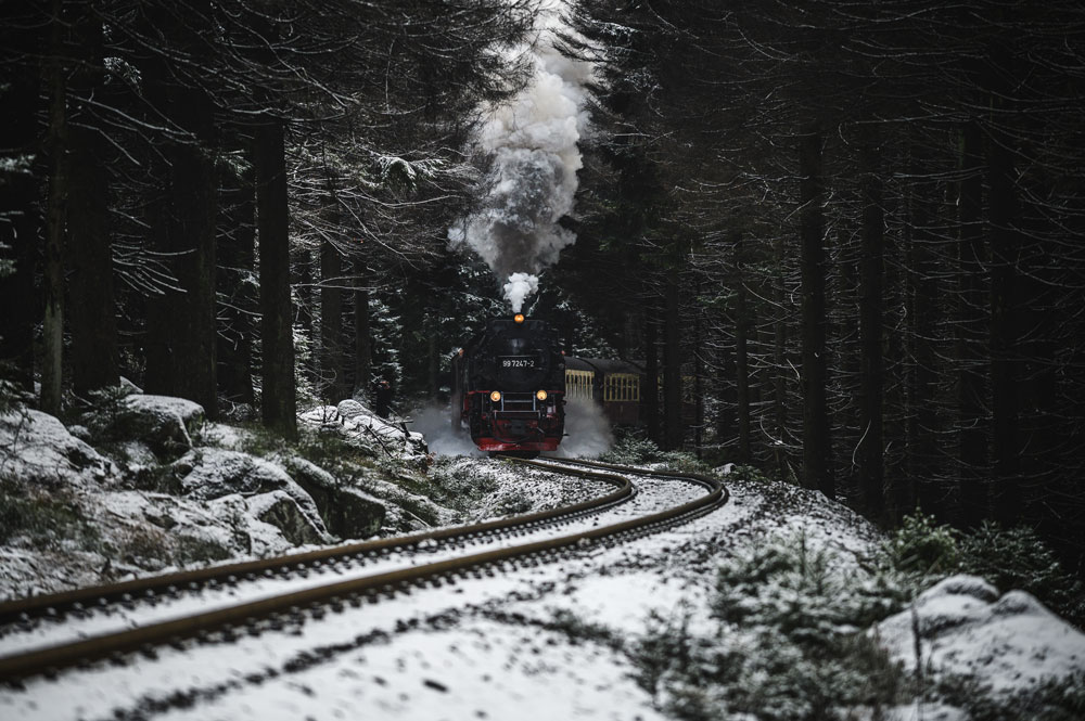 Die Brockenbahn kurz nach dem Bahnhof in Schierke auf dem Weg zum Brocken.