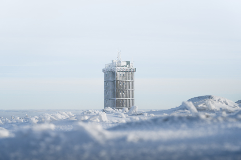 Der vereiste Turm der Wetterstation auf dem Brockenplateau.