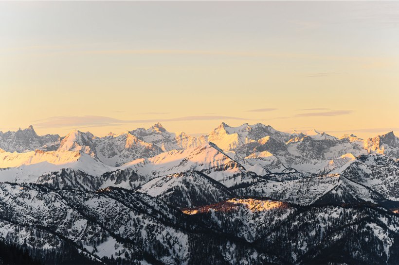 verschneite berge zum sonnenaufgang