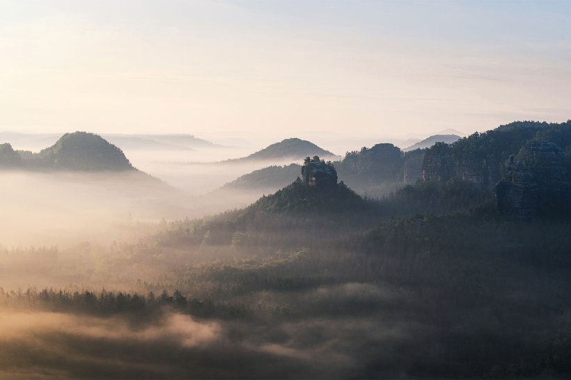 nebel hängt über den wäldern in der sächsischen schweiz