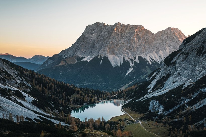 sonnenaufgang am seeben mit blick zum zugspitzmassiv