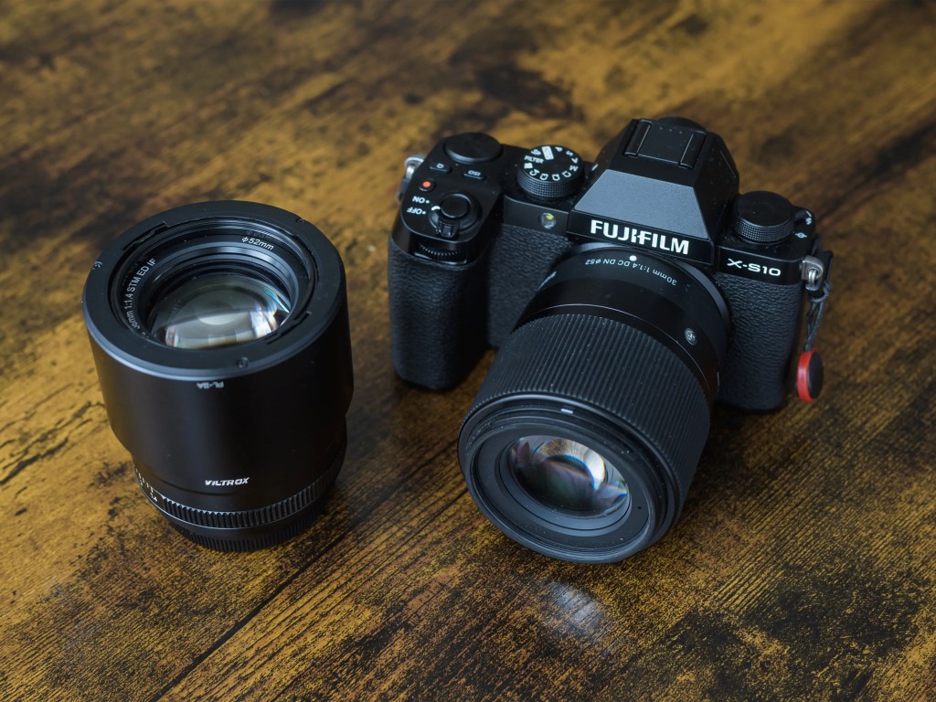 Die Fujifilm X-S10 mit dem Sigma 30 mm f/1.4 und dem Viltrox 56mm f/1.4