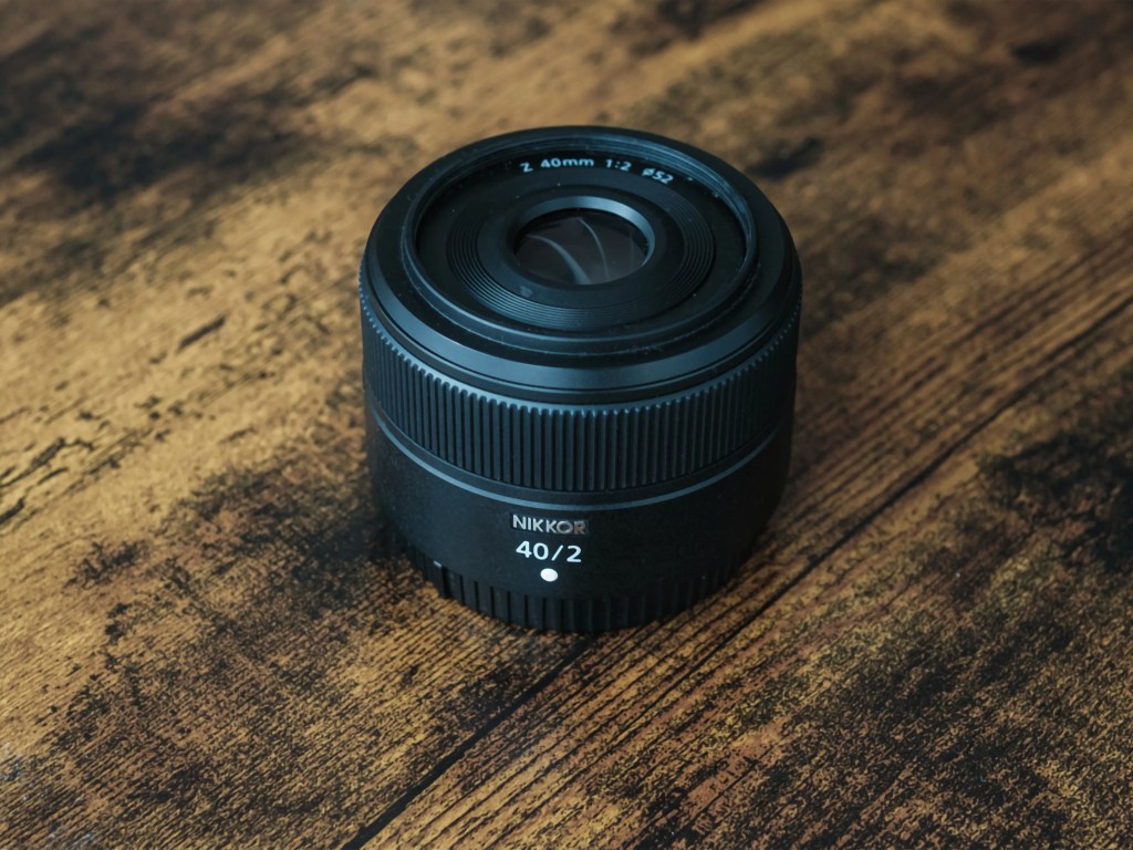 Klein, kompakt und ideal bei Low-Light Situationen oder für Streetfotografie, das Nikon Z 40mm f/2