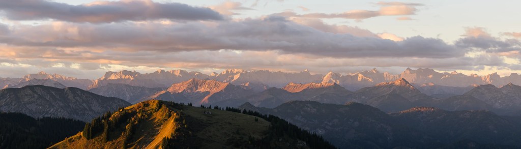 Sonnenaufgang am Wallberg. Blick über den Setzberg in das Karwendelgebirge