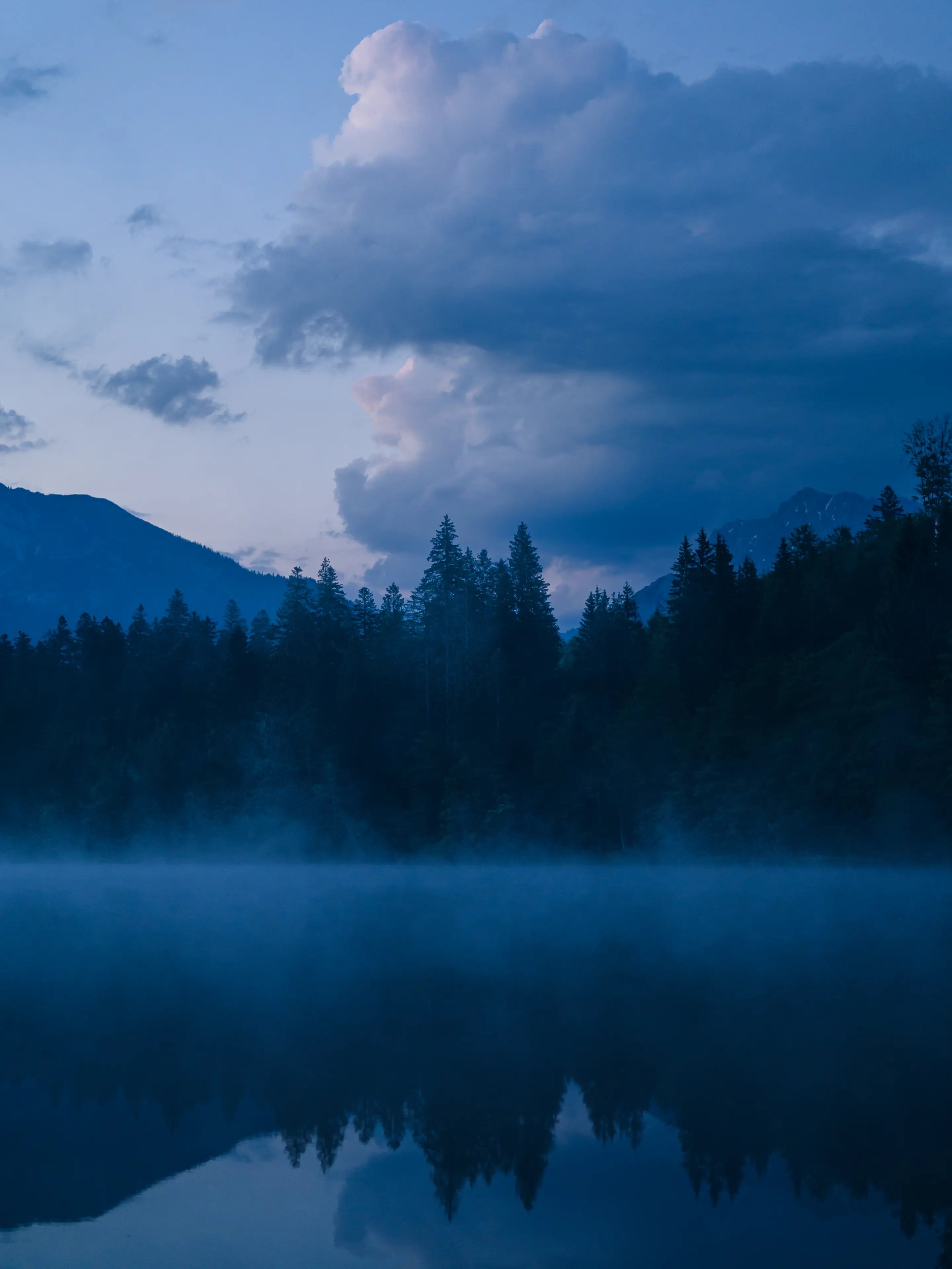 Zur Blauen Stunde wird die Landschaft um den Barmsee in tiefblaues Licht getaucht.
