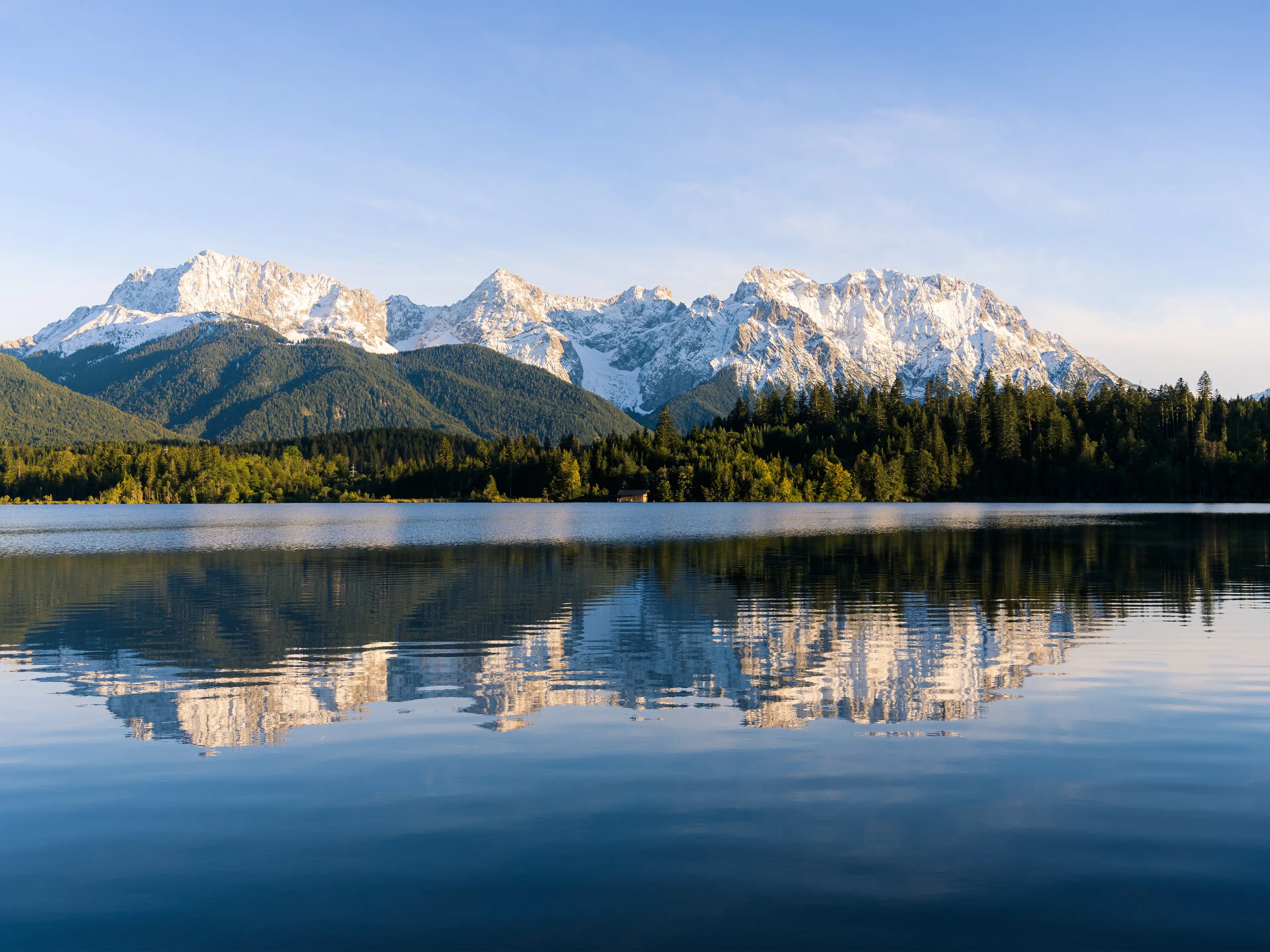 Der klassische Blick über den Barmsee vom Ufer der Badewiese. Hier ein an einem klaren Abend im Herbst.