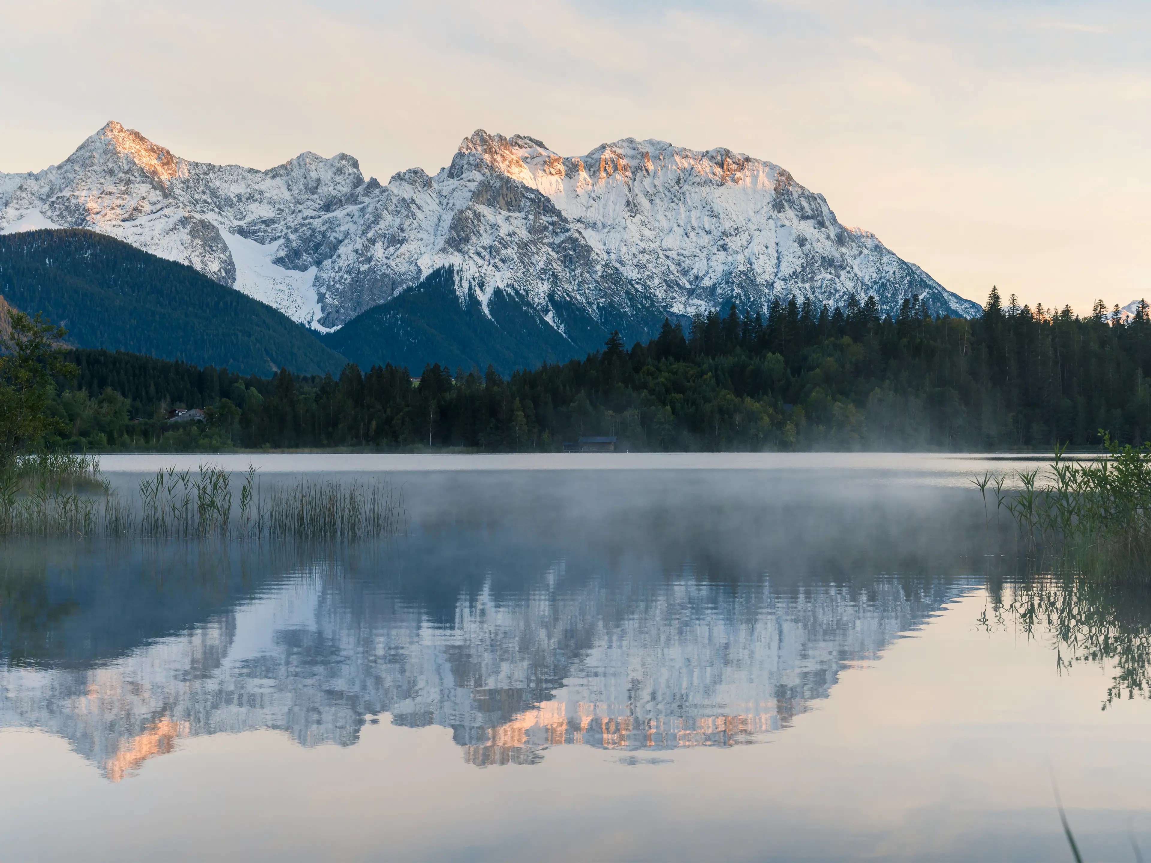 Erster Schnee auf den leuchtenden Gipfeln und grüne Natur im Tal. An Abenden im Herbst lassen sich solche Motive am Barmsee einfangen.