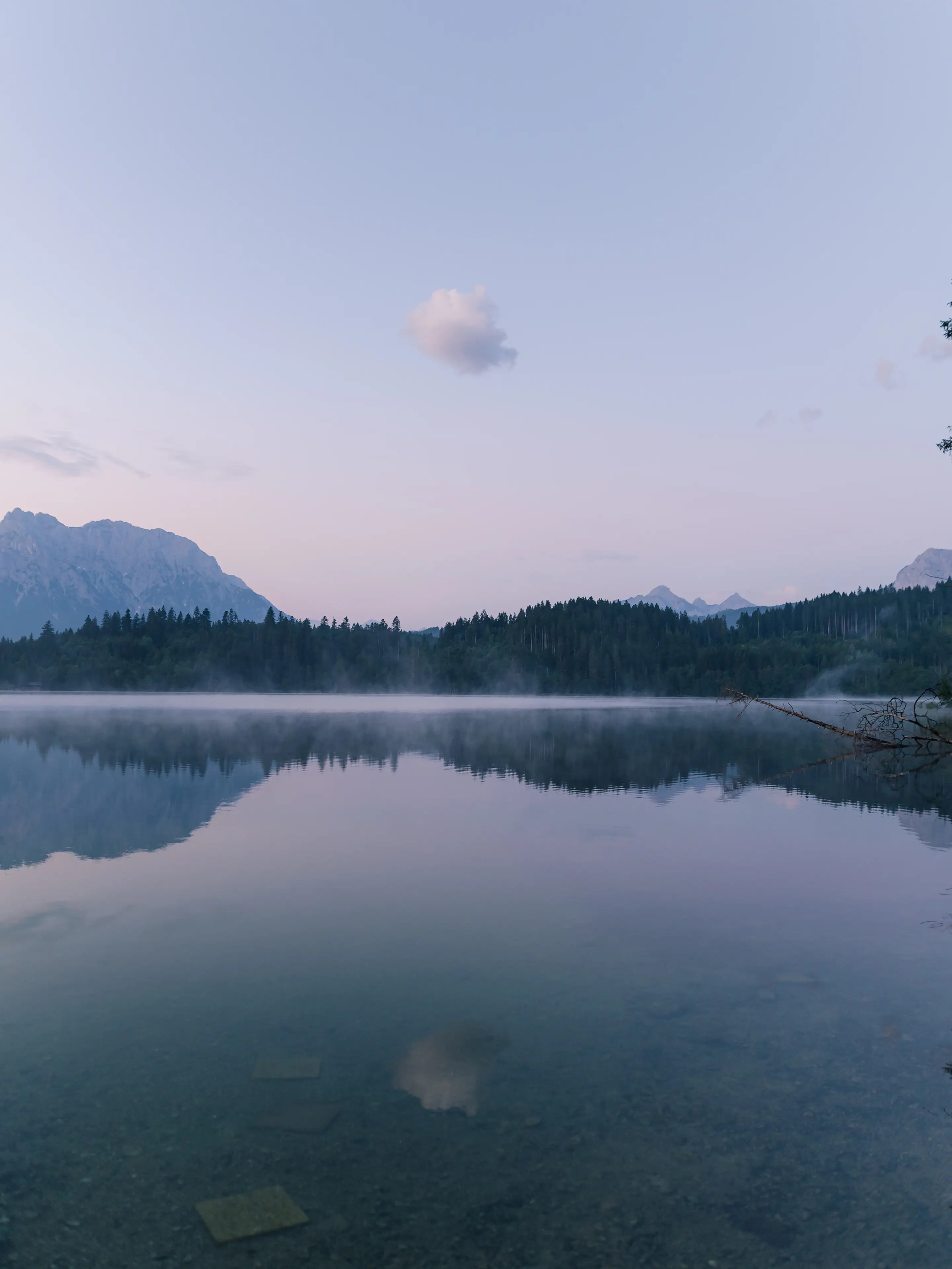 Es lohnt sich bereits vor Sonnenaufgang und zum Ende der Blauen Stunde am Ufer zu sein.