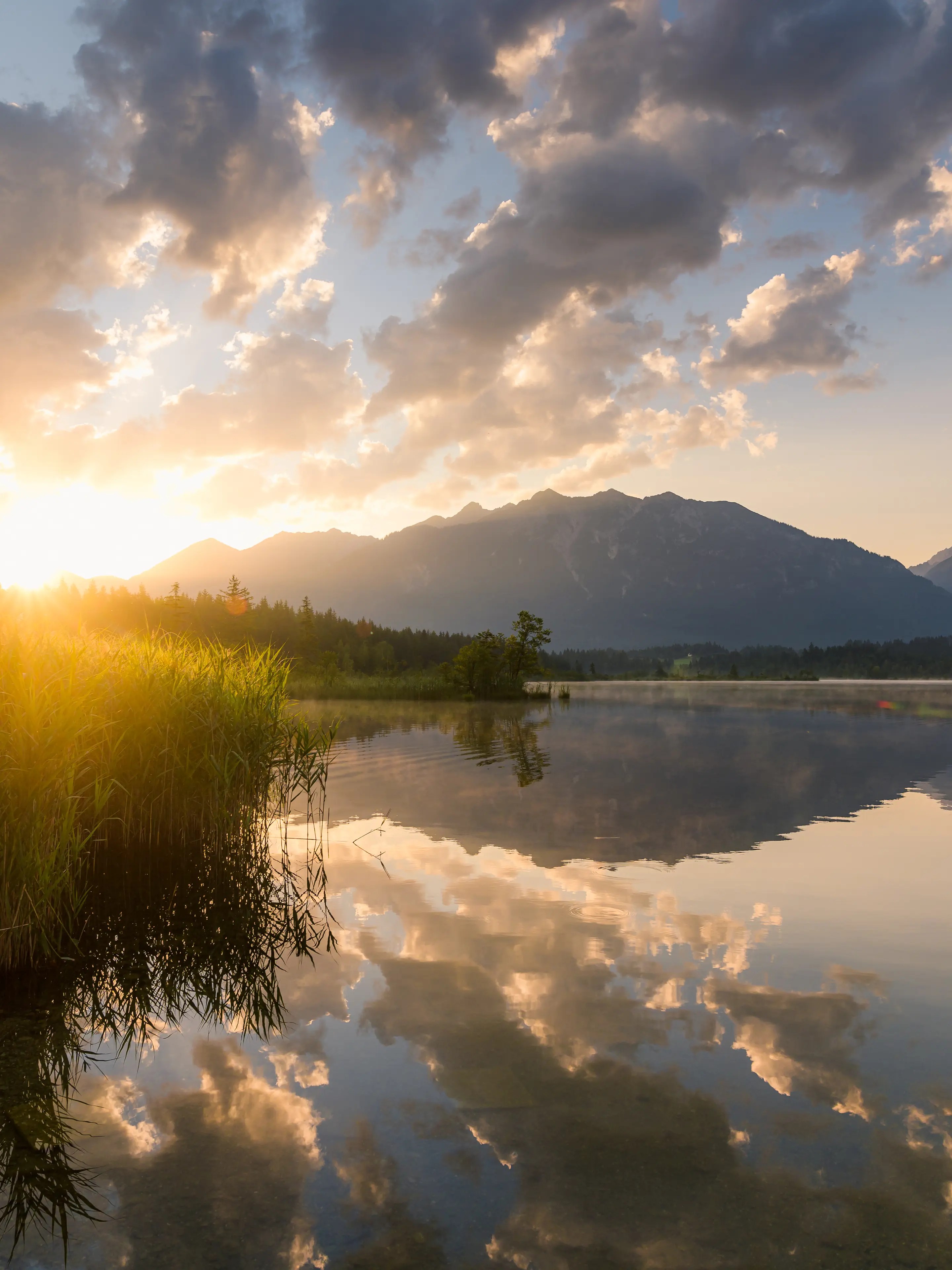 Für Sonnenaufgänge im Frühling und Sommer bietet die Badewiese zahlreiche Motive zum Fotografieren am Barmsee. 