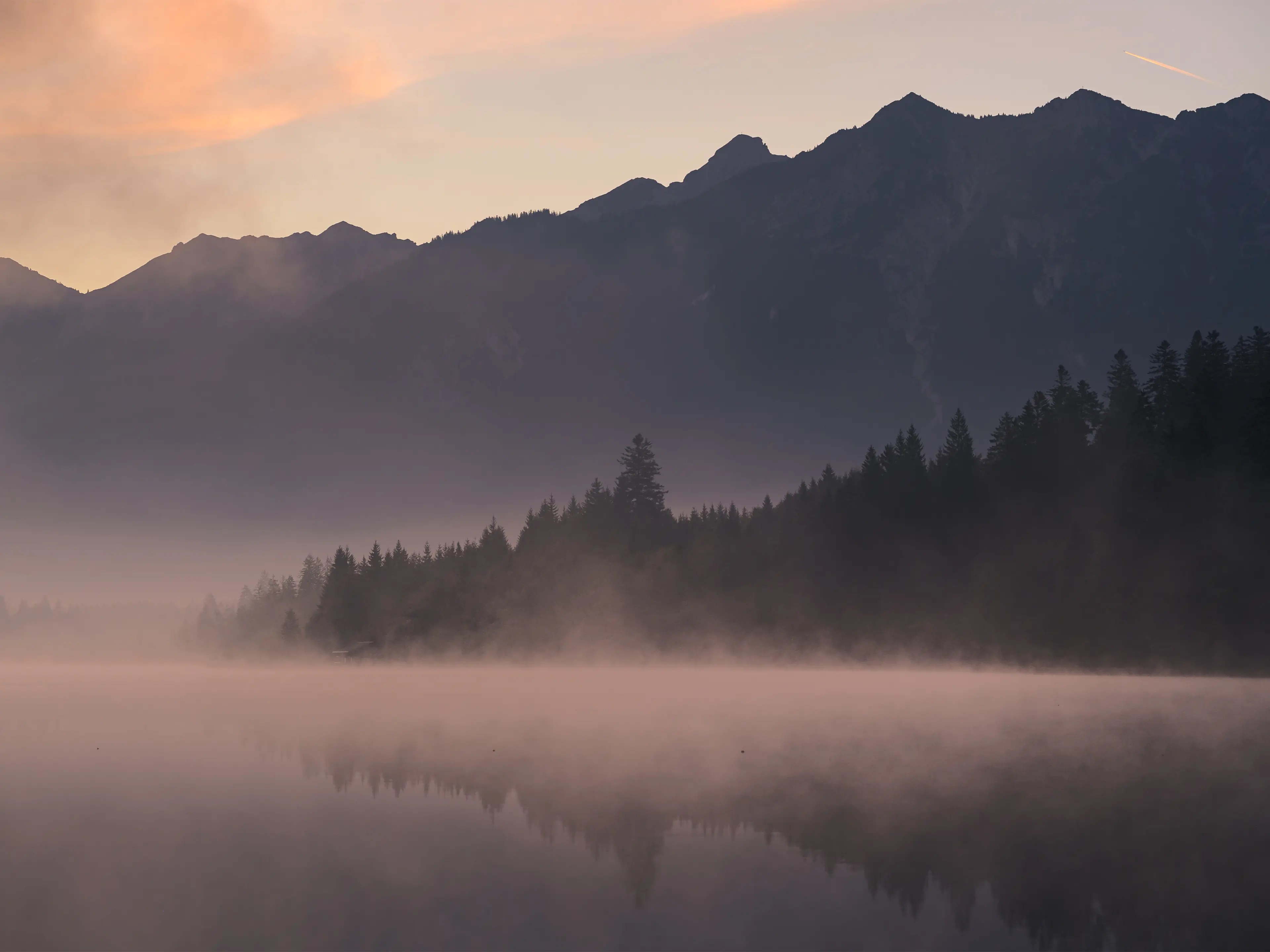Vor Sonnenaufgang lockt der Barmsee mit nahezu perfekten Spiegelungen. 