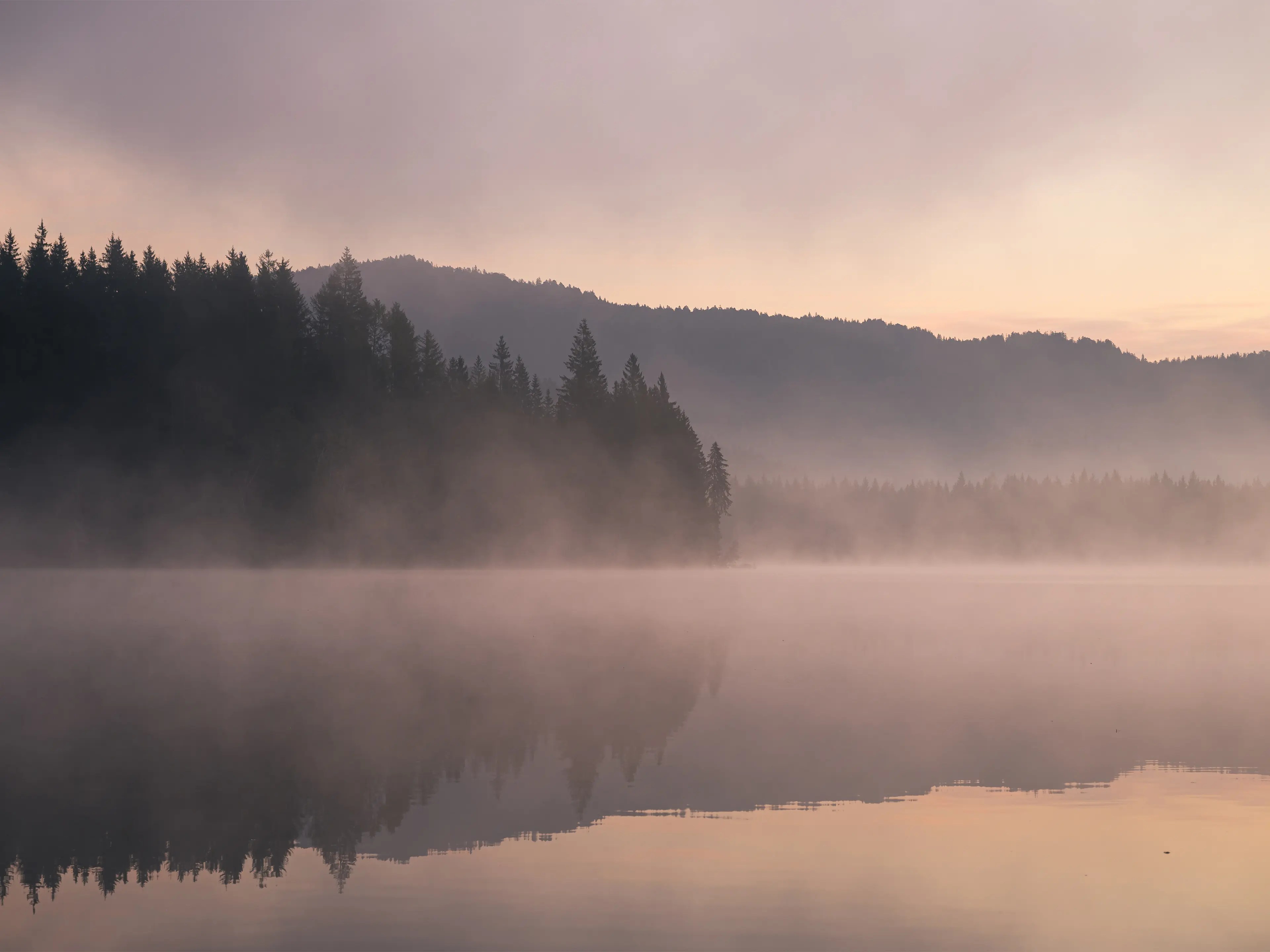 Entlang des Uferwegs gibt es einige Möglichkeiten mit diesen Spiegelungen Motive aufzubauen und abzulichten.