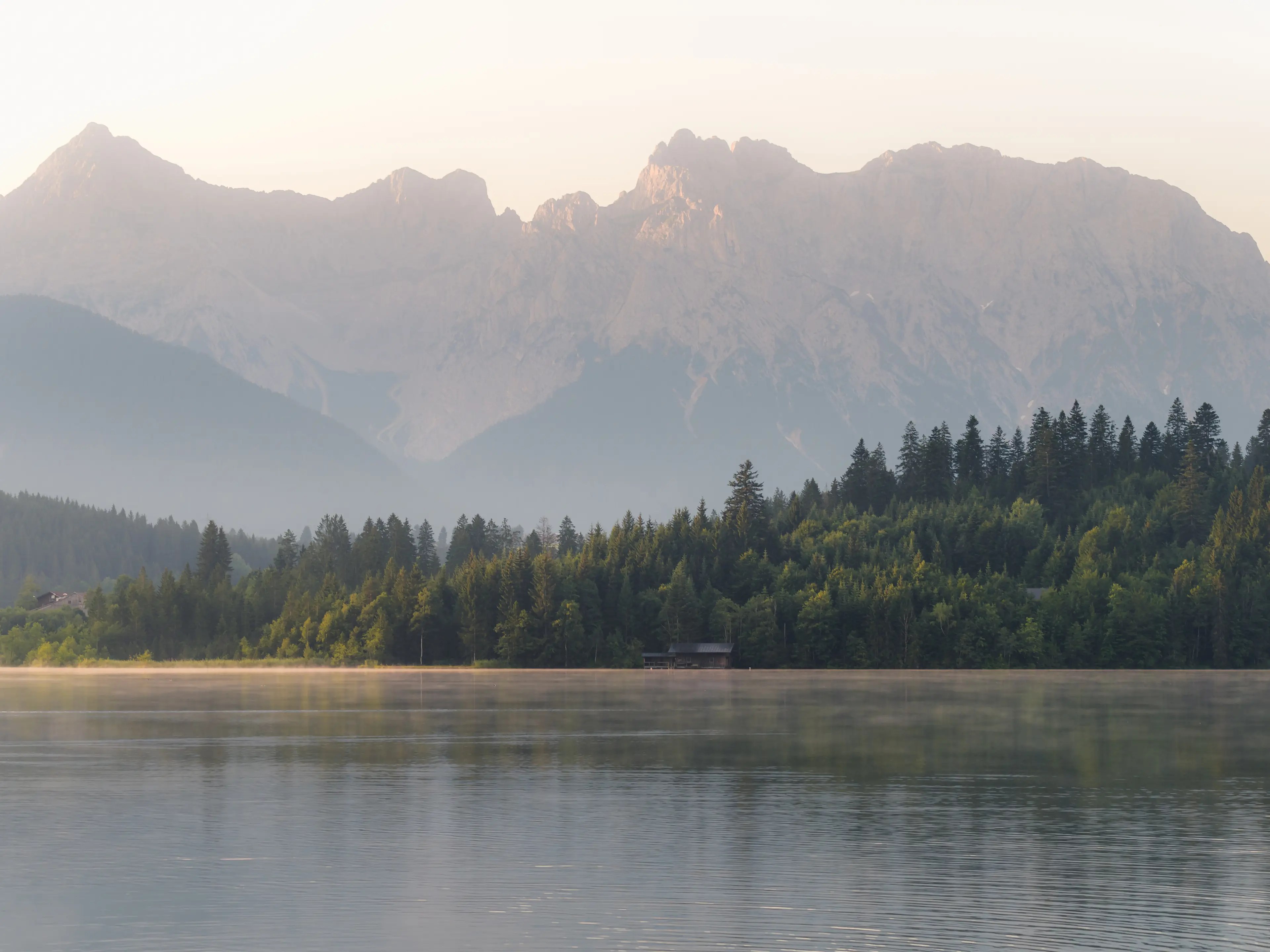 Es bieten sich Motive mit sanftem seitlichen Licht an, wie der Blick zum Karwendelgebirge.