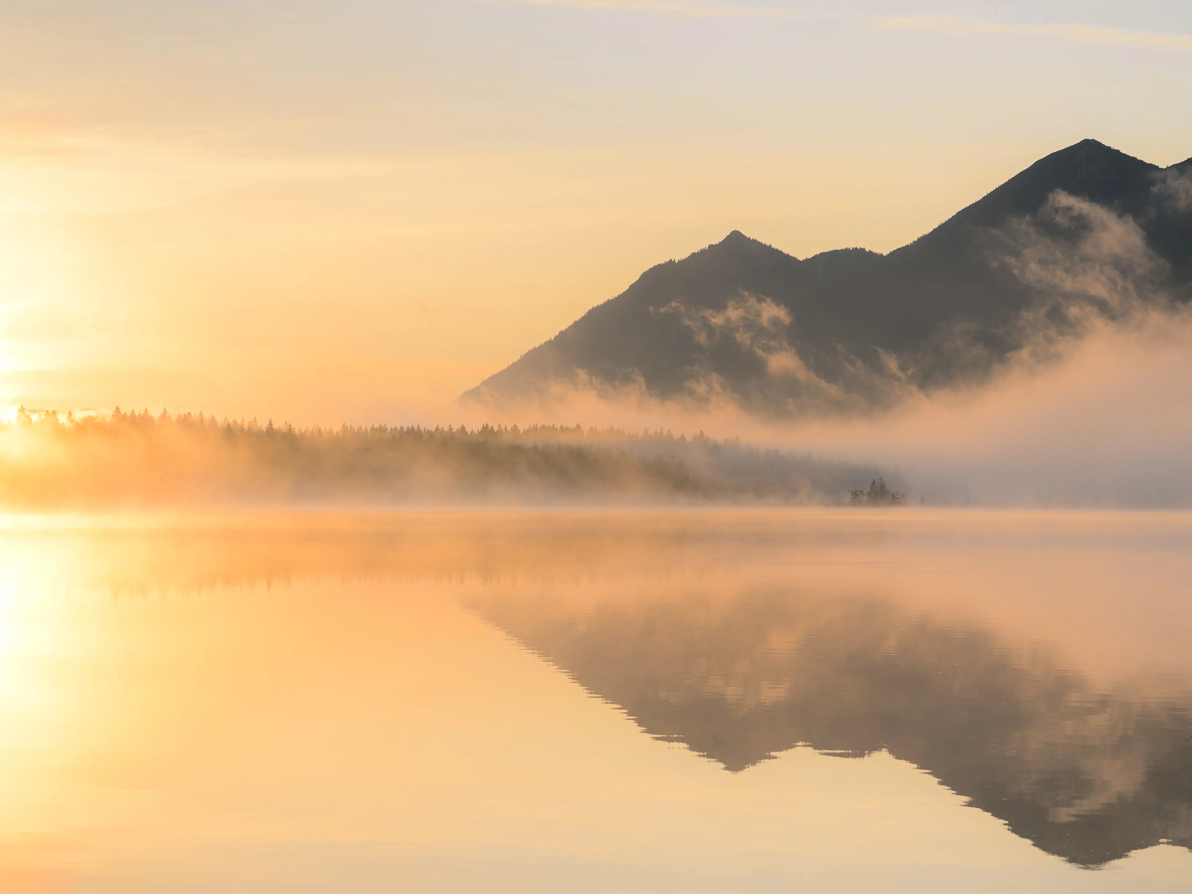 Die Stimmung ändert sich mit jeder Minute und durch die Richtung des Sonnenaufgangs, entsteht eine besondere Lichtstimmung.
