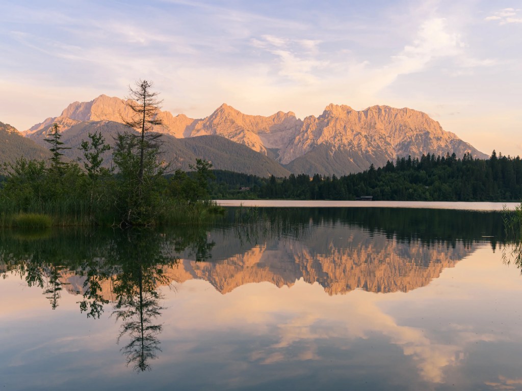 Sonnenuntergang im Sommer am Barmsee. Besonders im Sommer lässt sich mit etwas Glück ein intensives Alpenglühen abblichten.