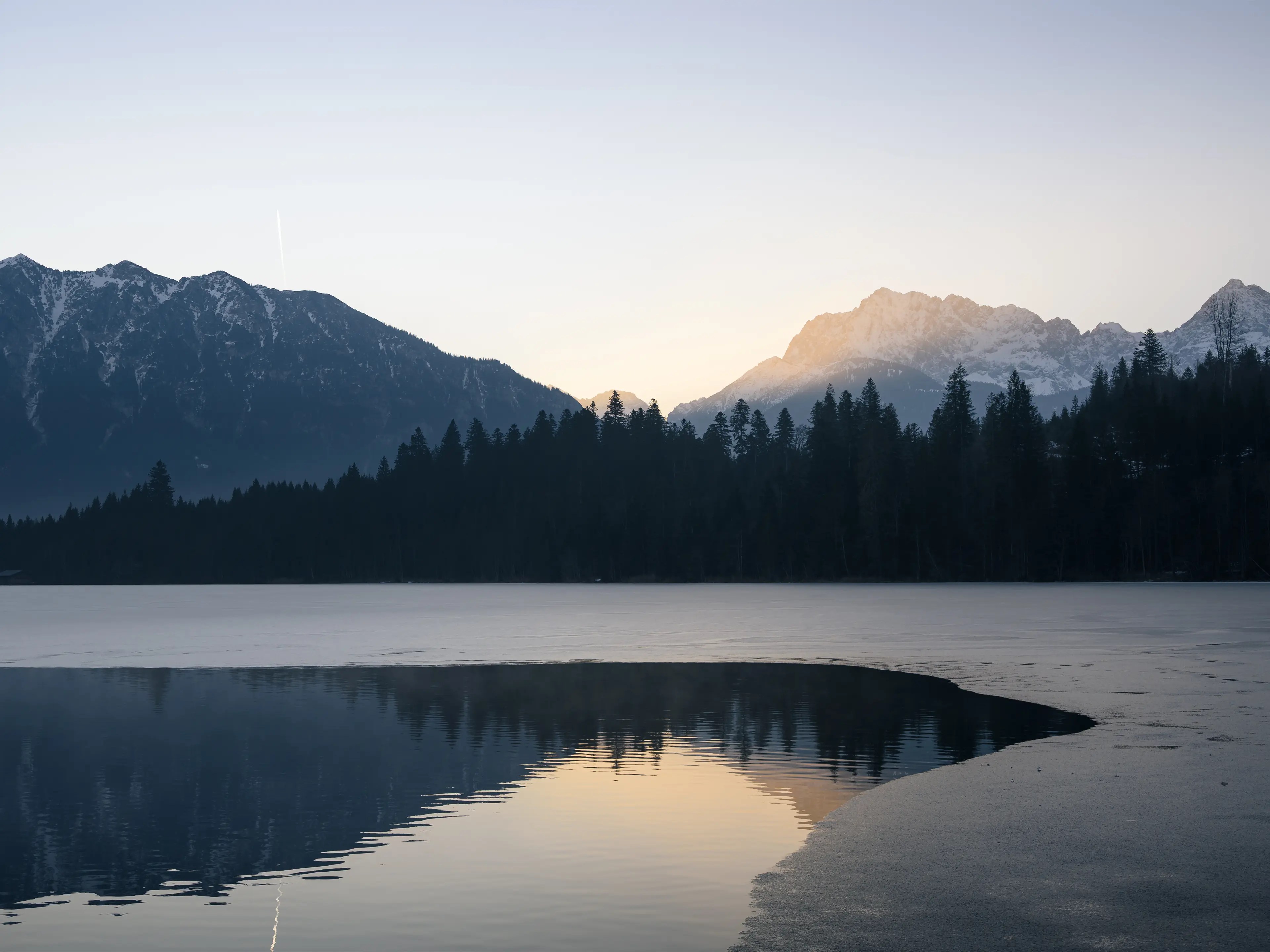 Auf diesem Foto im März taut der Barmsee langsam wieder auf. Das ermöglicht für mich spannende Bildkompositionen.