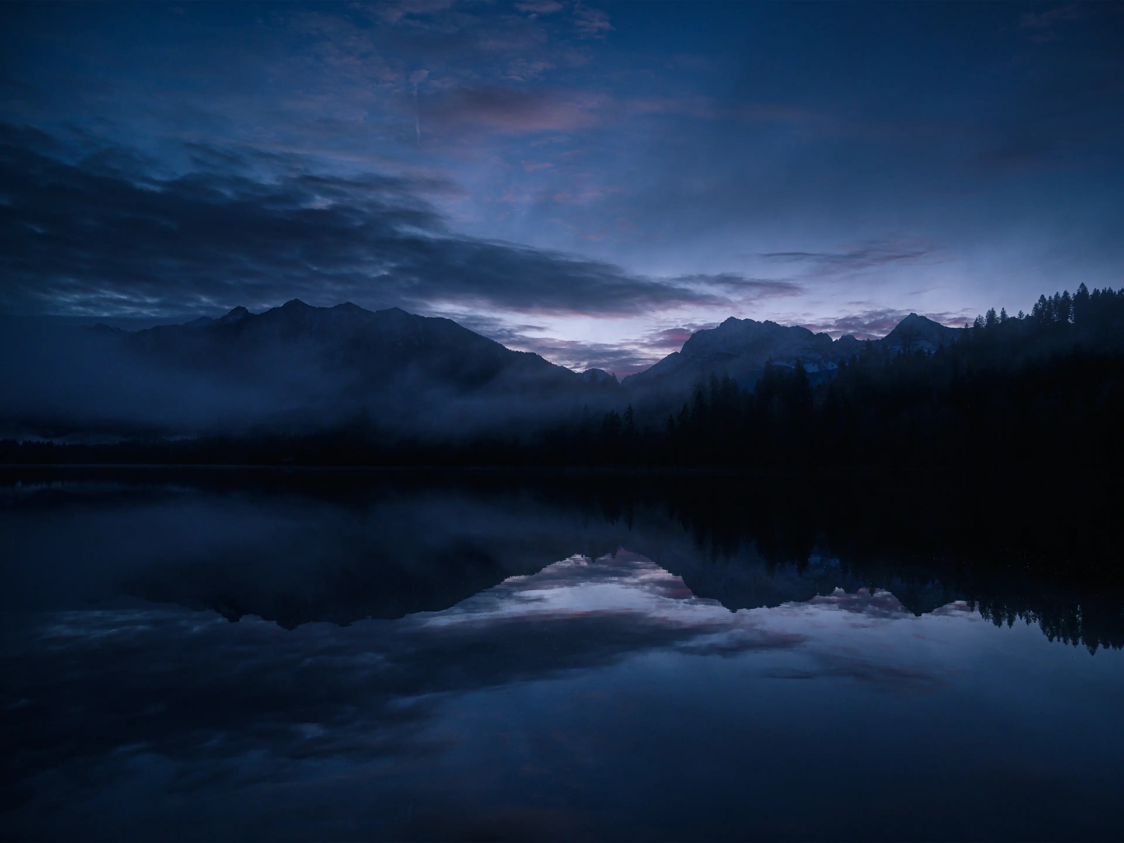 Blaue Stunde am Barmsee an einen Dezembermorgen. Die Wolken beginnen langsam zu leuchten.