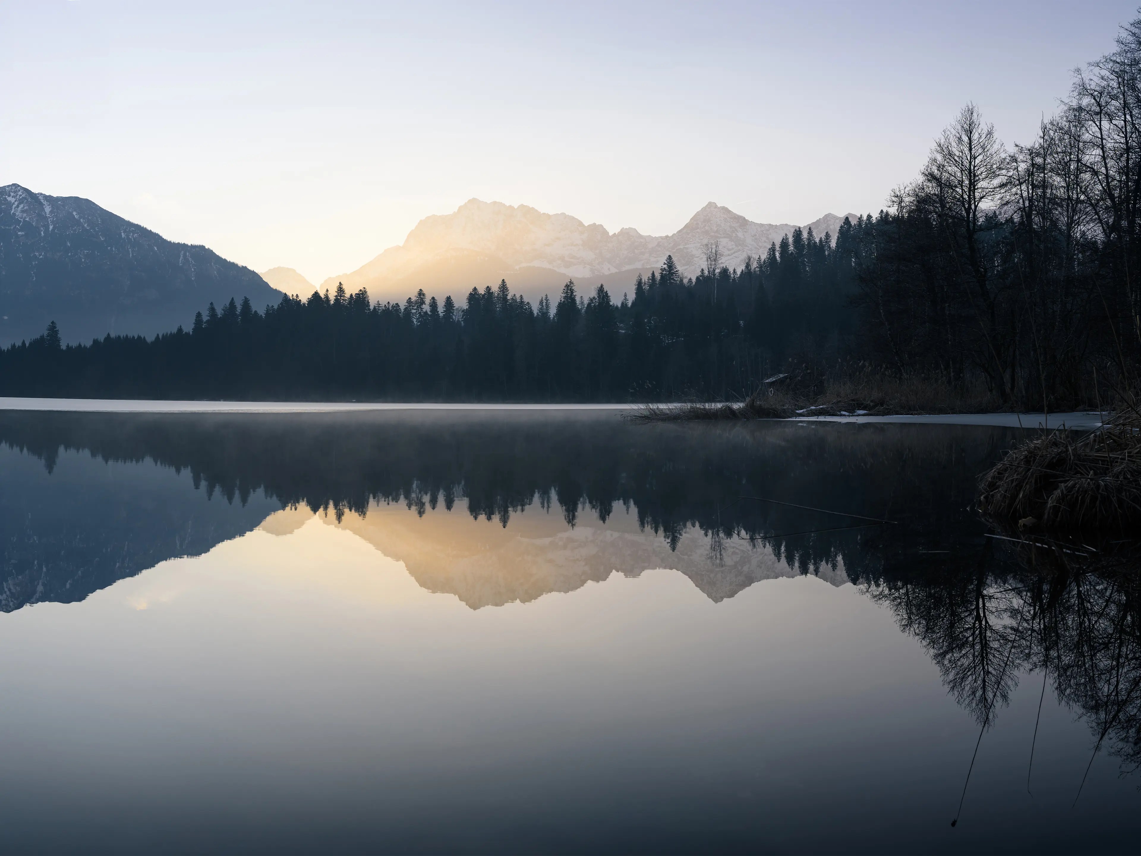 Kurz nach der kleinen Schutzhütte ergibt sich dieser Blick über den See zum Karwendelgebirge.