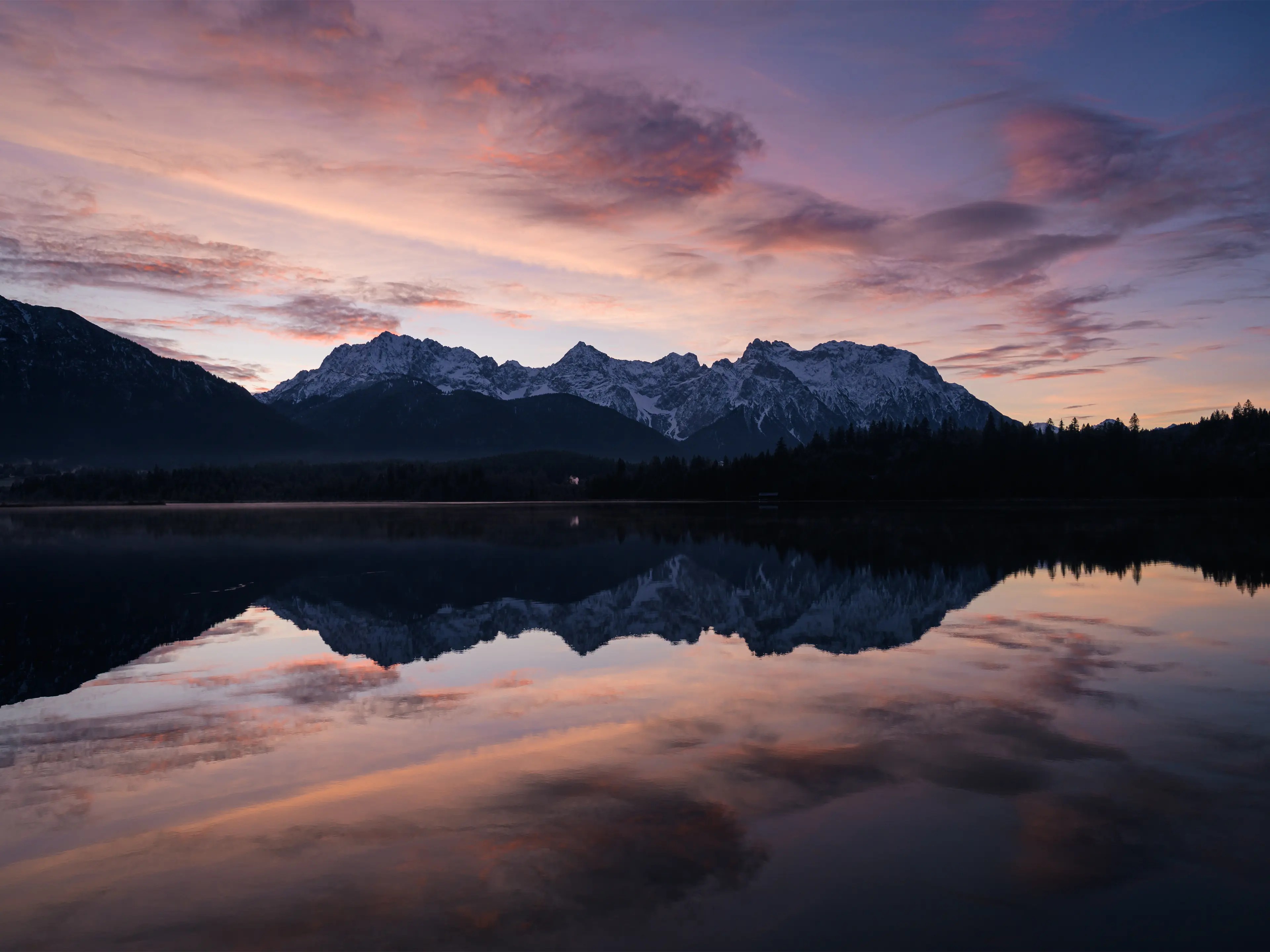 Auf diesem Foto Ende Dezember war der See noch nicht zugefroren. Vor Sonnenaufgang gab es ein spektakuläres Farbenspiel am Himmel.
