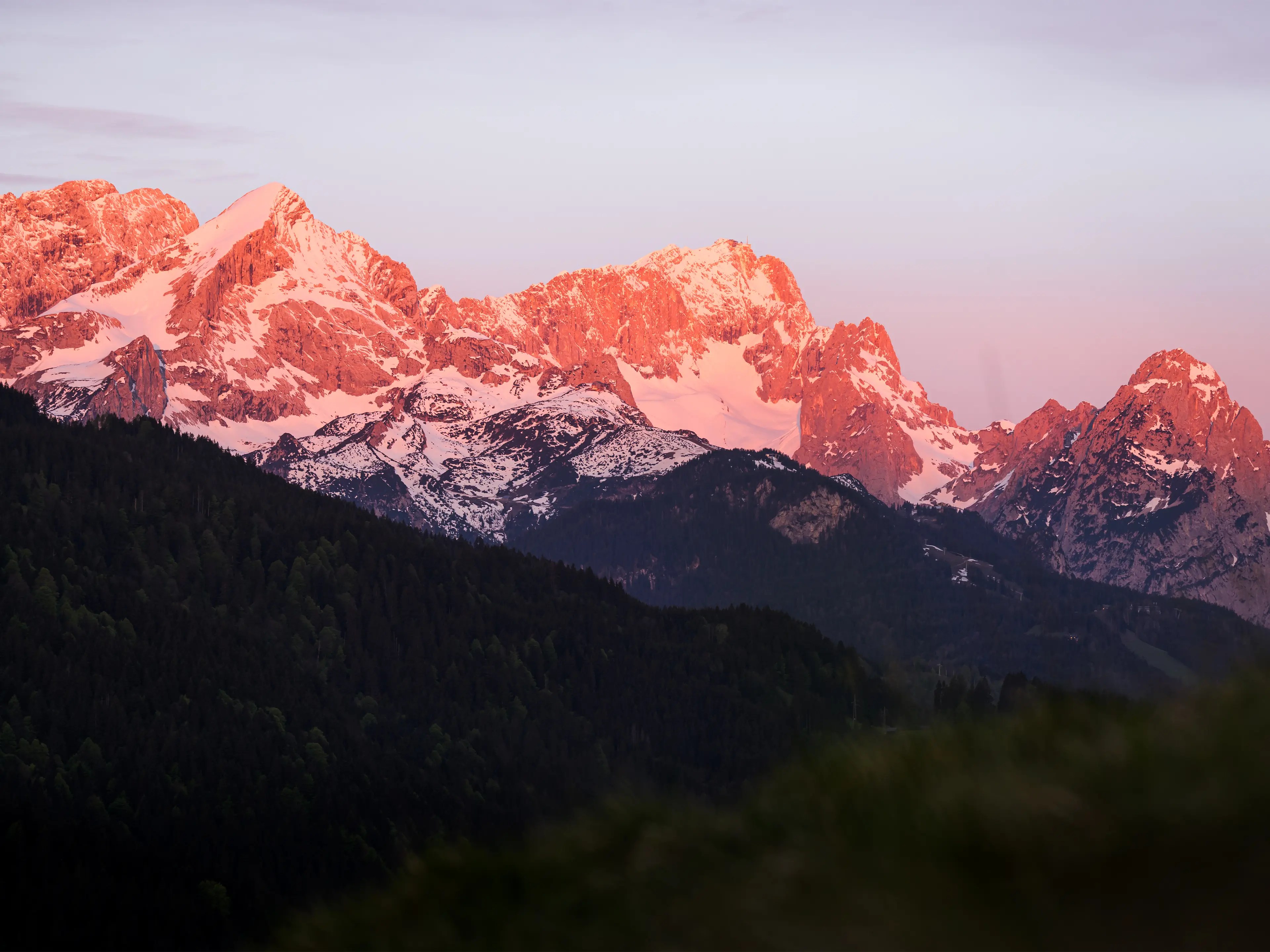Auch das Wettersteingebirge mit der Zugspitze leuchtet im Frühling besonders kräftig.