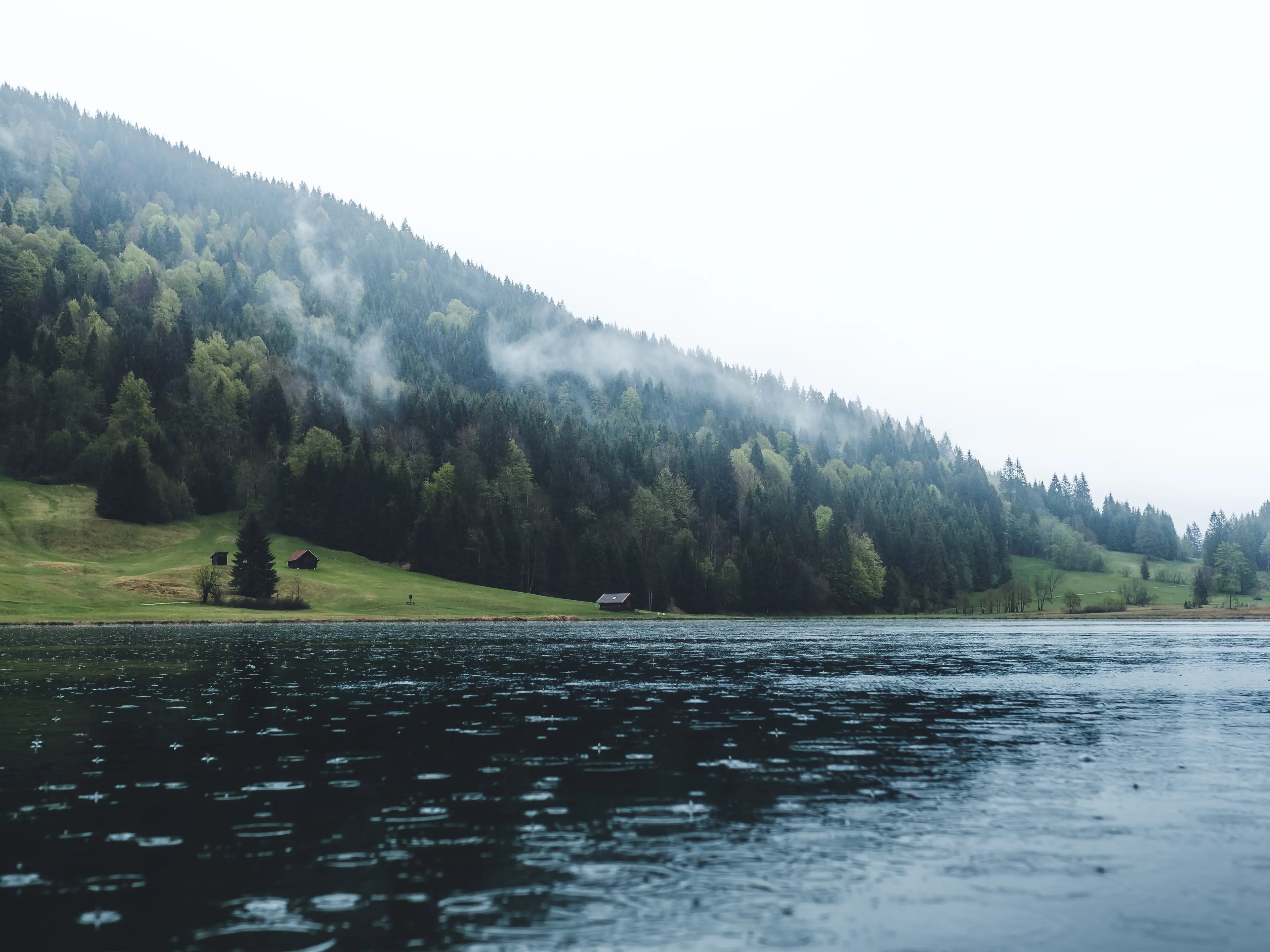 Der Blickt über den See ist bei Regen nicht minder schön. Regen, Nebel und tief hängende Wolken erzeugen eine besondere Stimmung.