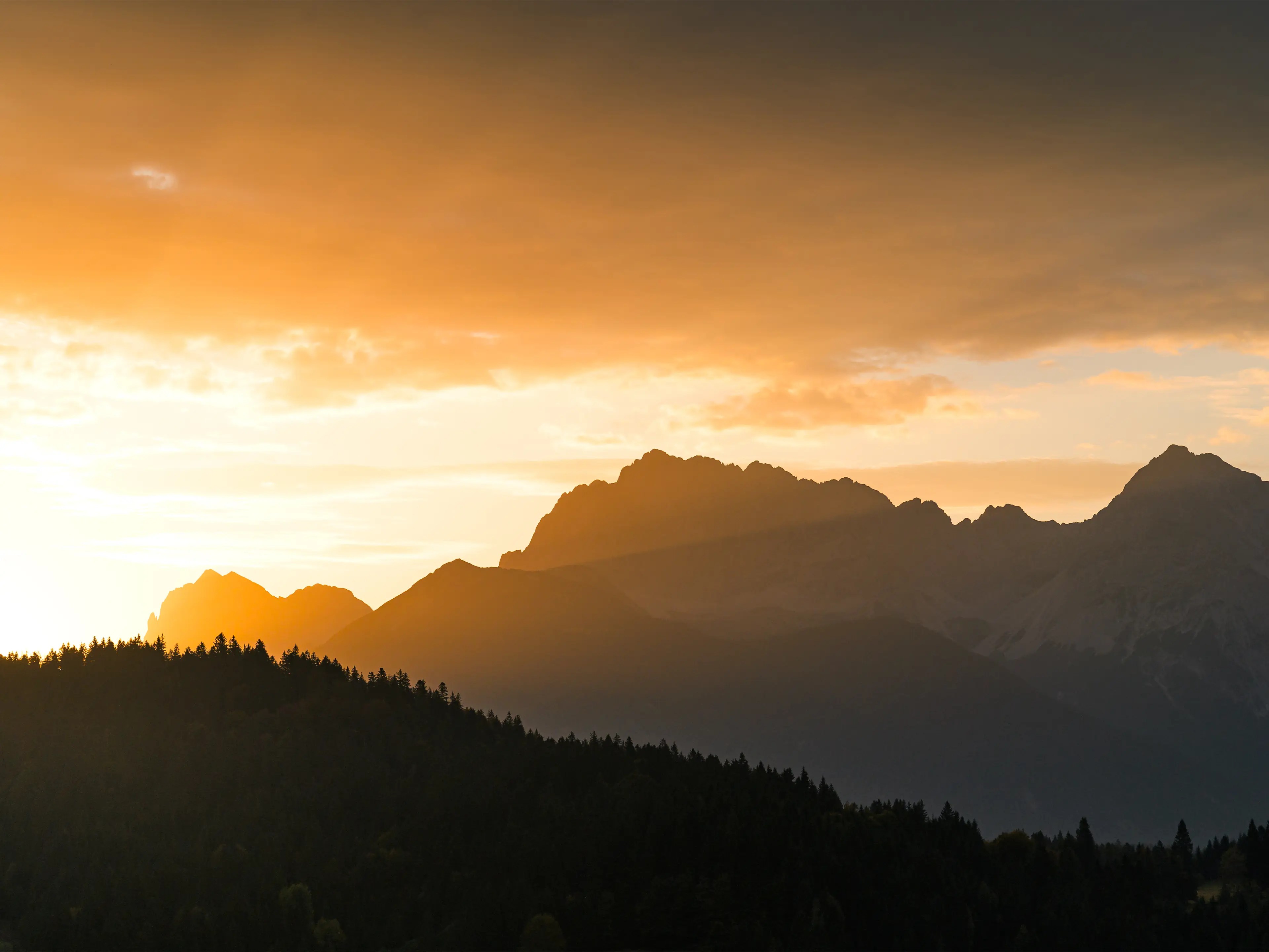 Je höher die Sonne steigt, desto spektakulärer werden die Lichtspiele am Karwendelgebirge. An diesem Morgen waren die Bedingungen perfekt.