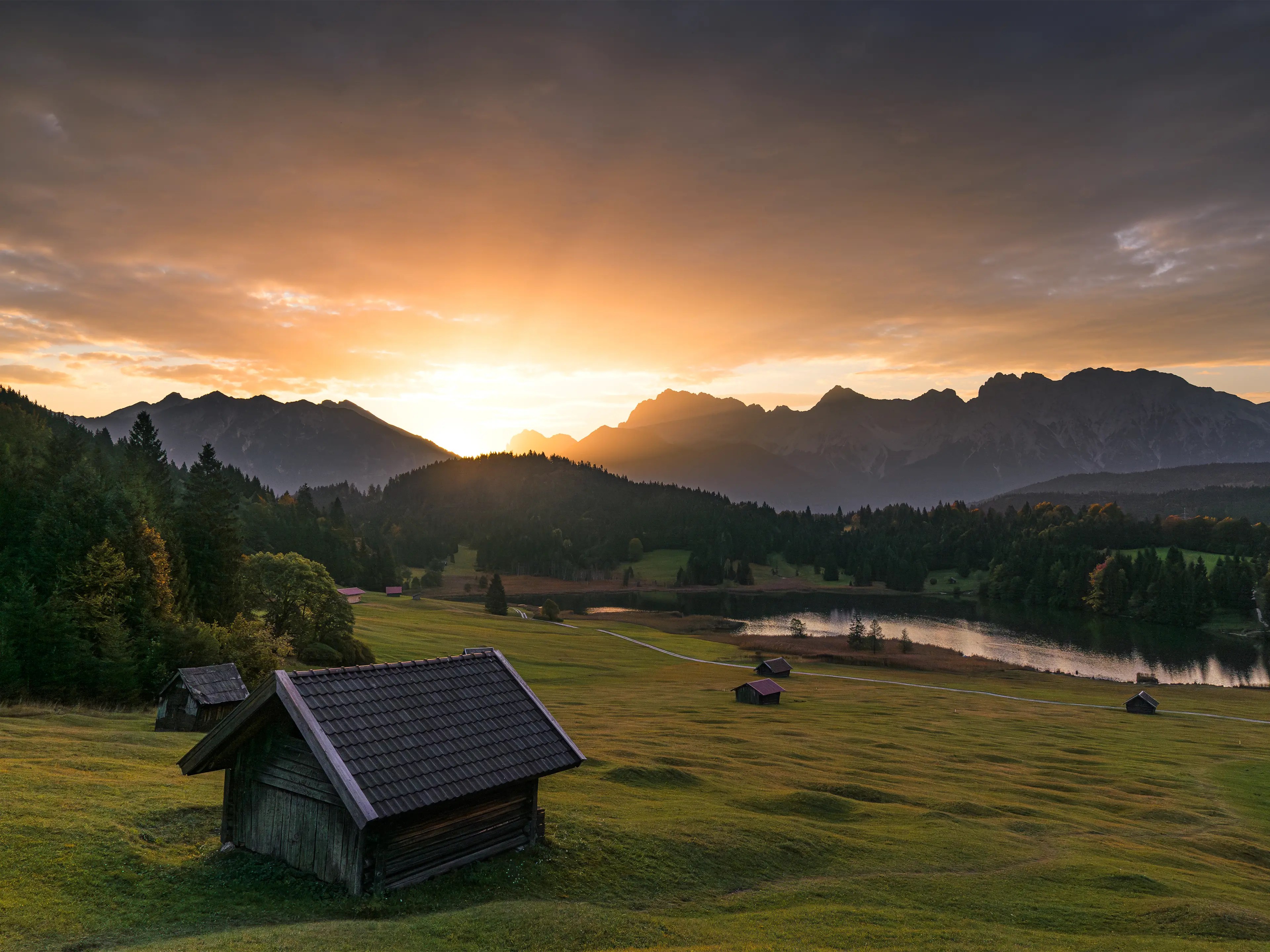 Ein Sonnenaufgang im Herbst am Geroldsee. Das bekannte Motiv oberhalb des Sees lässt im Herbst besonders spektakulär einfangen.