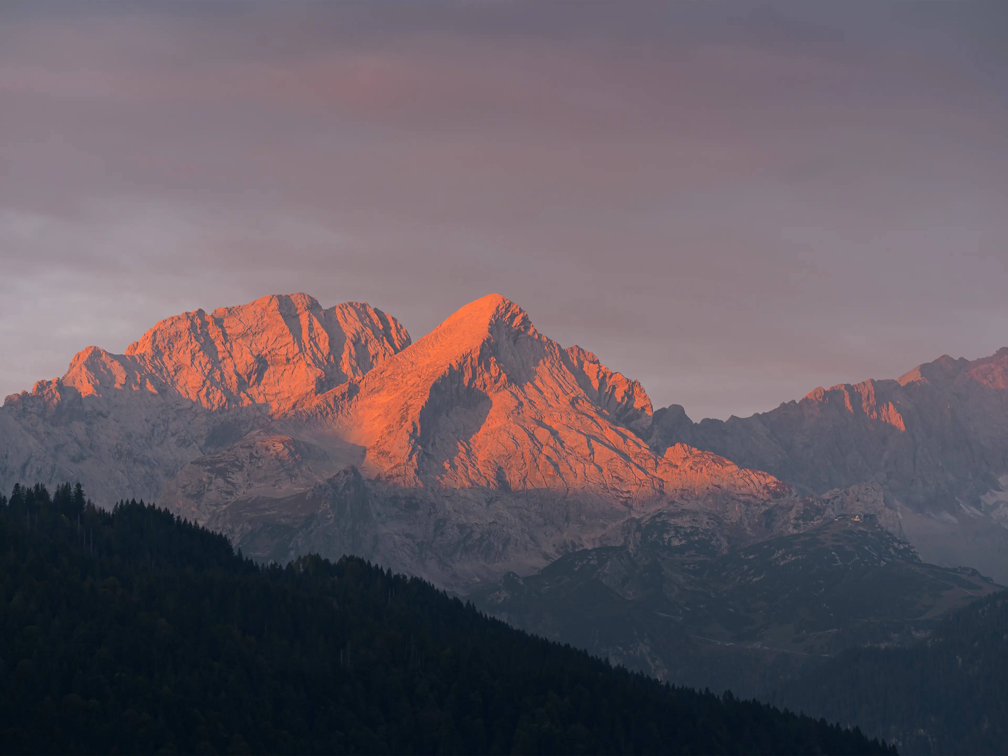 Je höher die Sonne steigt, desto spektakulärer werden die Lichtspiele am Karwendelgebirge. An diesem Morgen waren die Bedingungen perfekt.