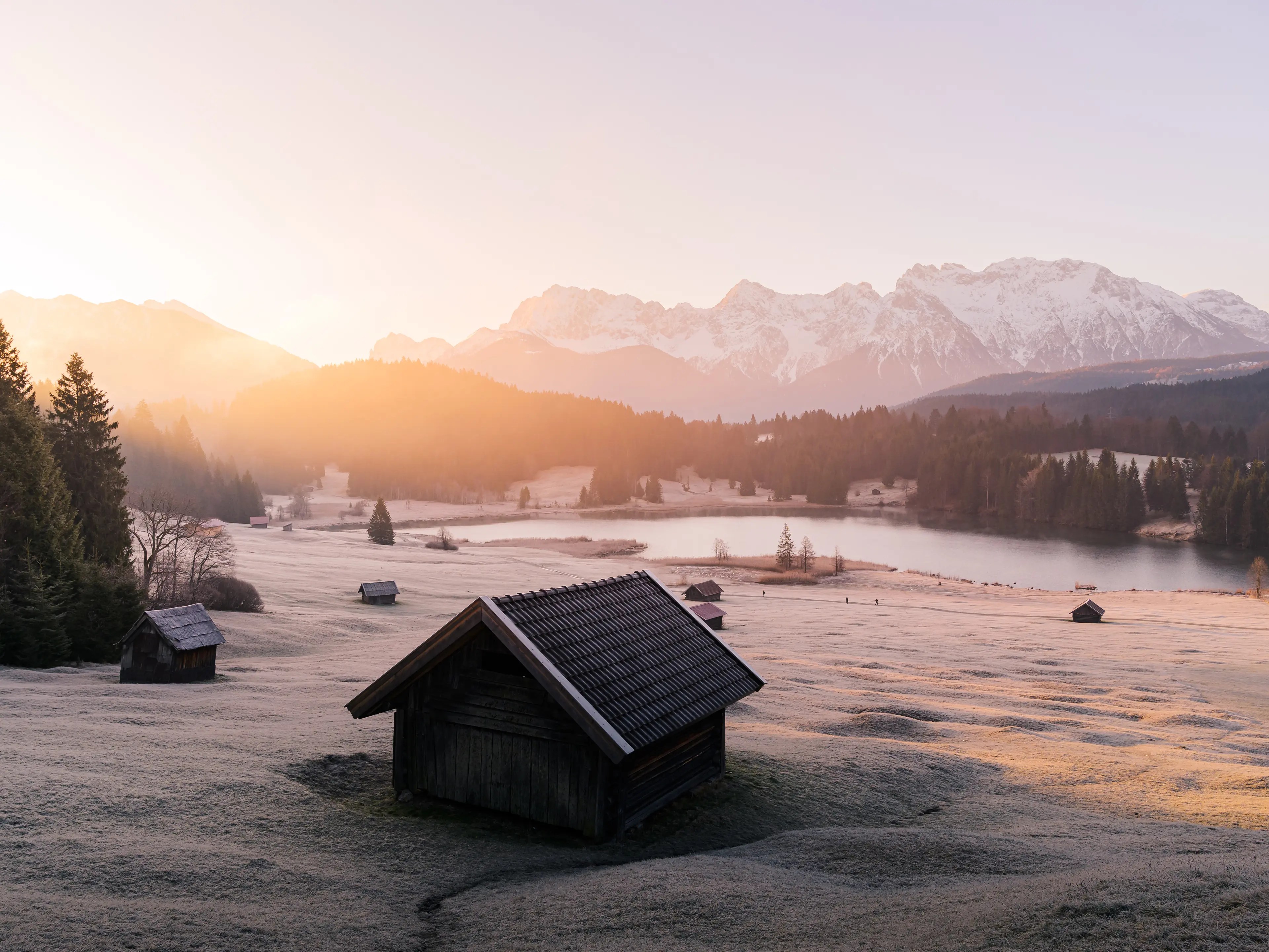 Gegen Ende des Winters werden die Sonnenaufgänge am Geroldsee und damit auch sein bekanntestes Motiv wieder reizvoller. Hier ist der ausgetretene Pfad zum Spot erkennbar. Die Hinweise zur Hegezeit gibt es erst sein ein paar Jahren.