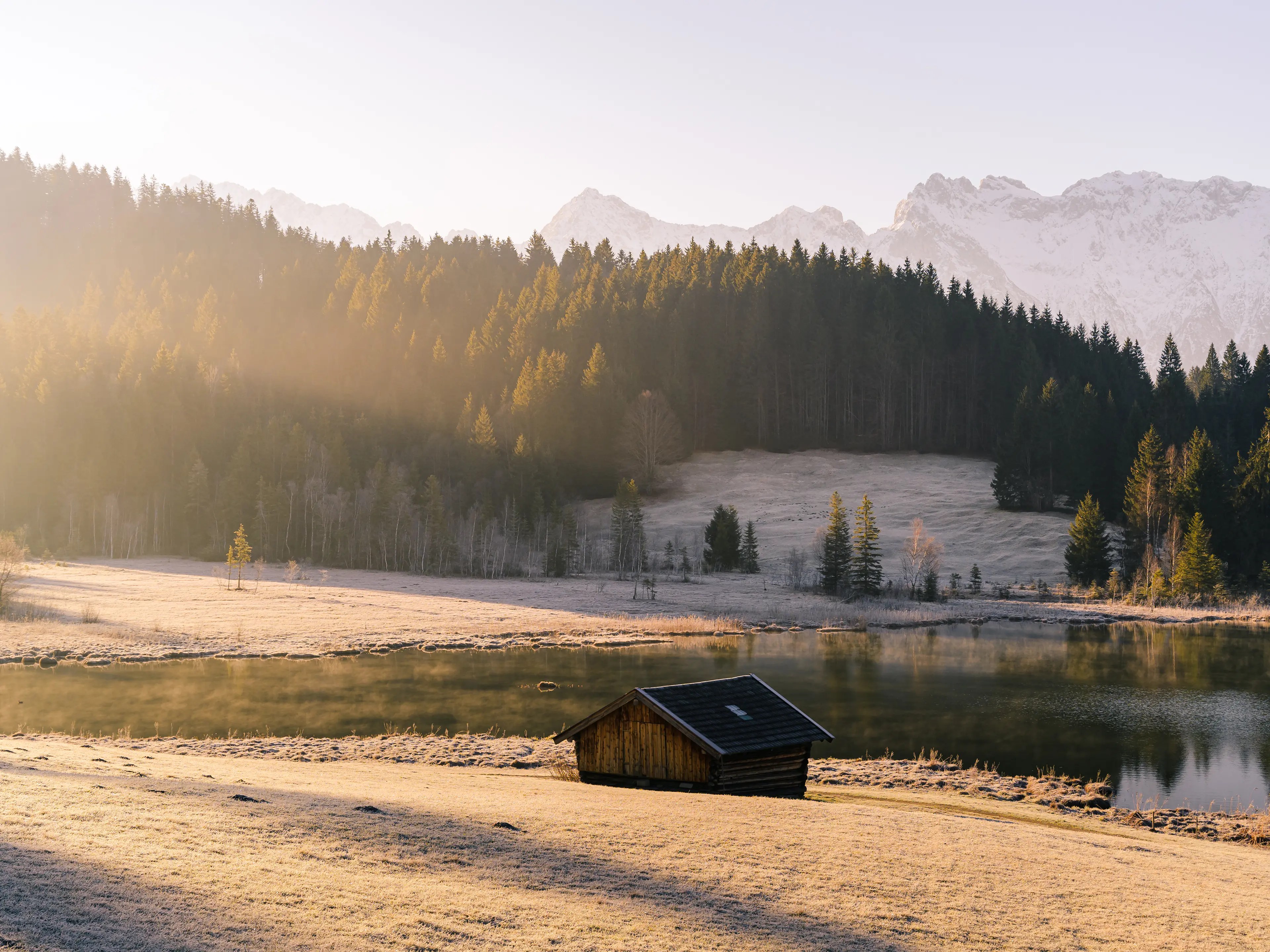Nach kalten, klaren Nächten ist die oft noch karge Vegetation mit Raureif bedeckt. Während der goldenen Stunde ergeben sich gute Motive.