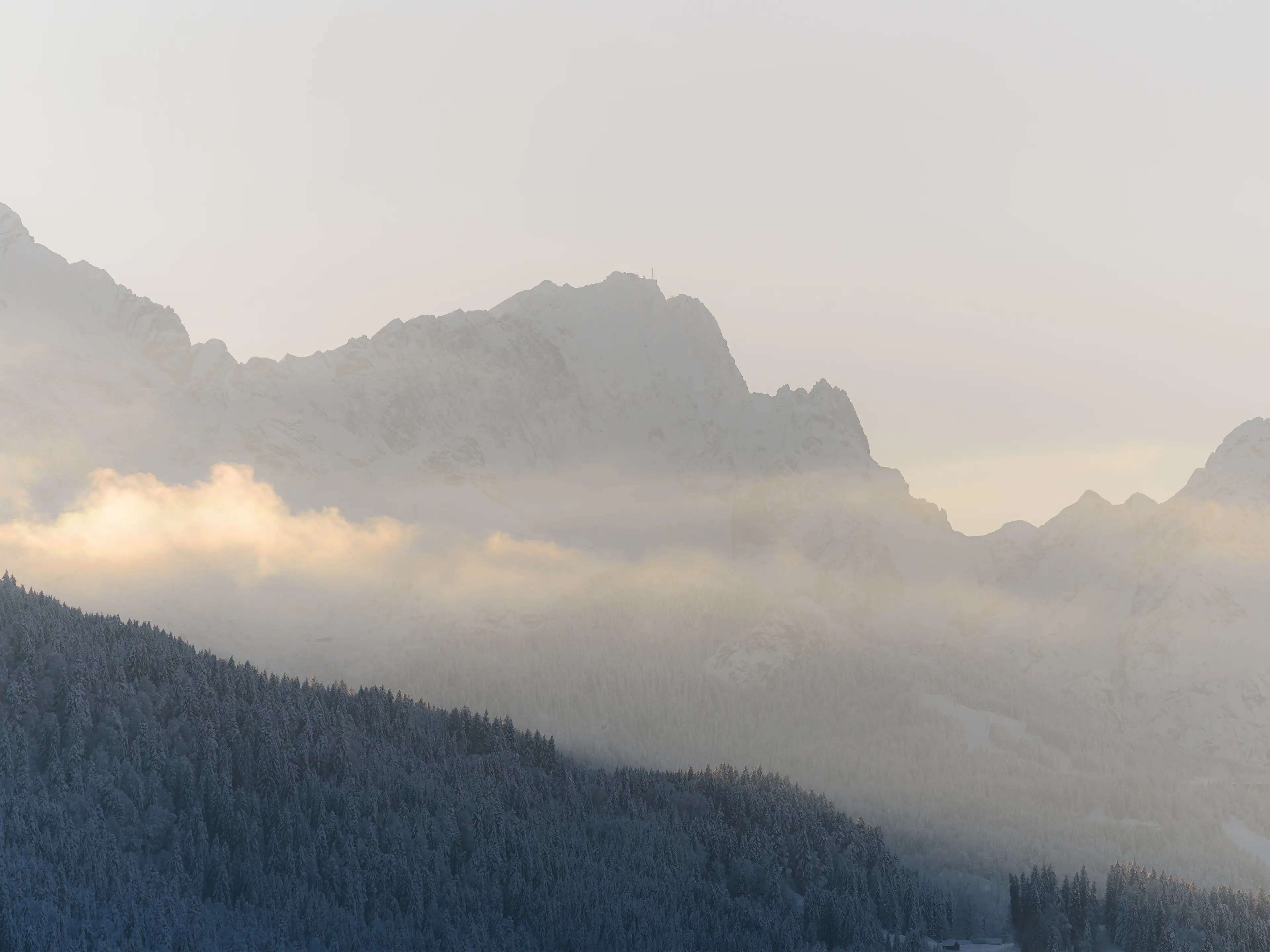 Die Zugspitze leuchtet in der nachmittäglichen Wintersonne. Der leichte Nebel verleiht zusätzliche Stimmung.