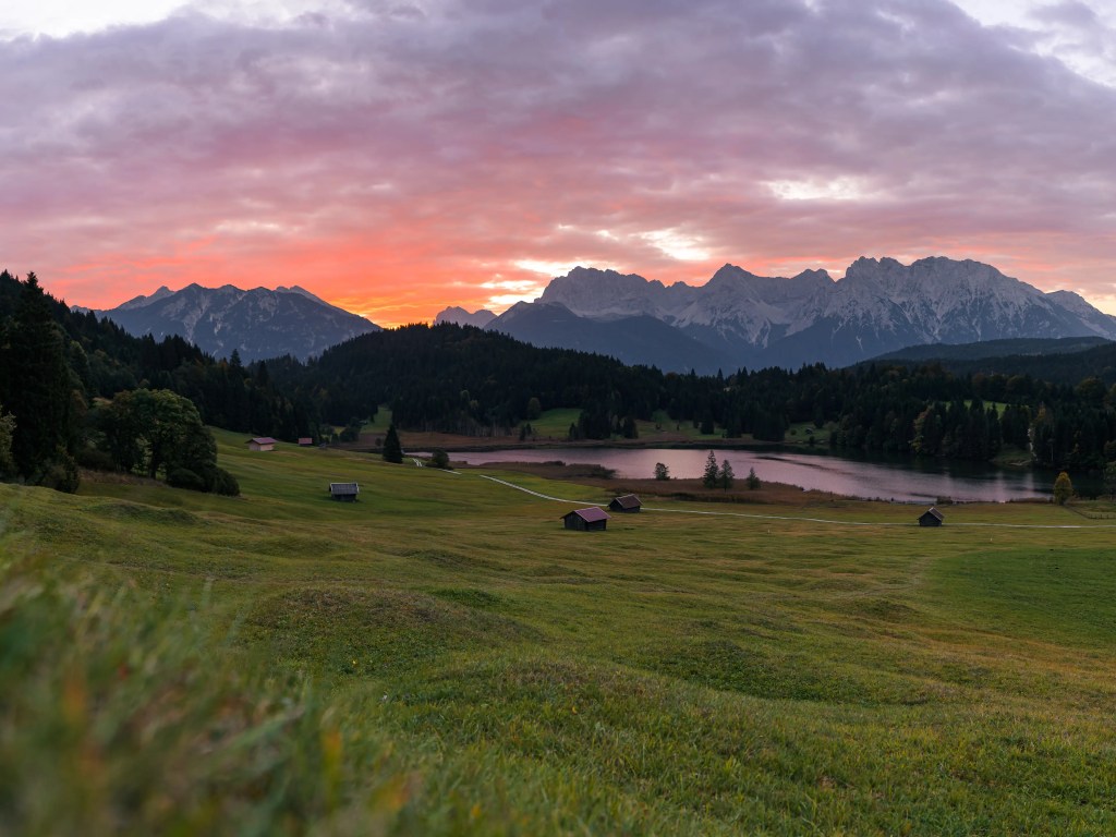 Sonnenaufgang im Herbst am Geroldsee mit Blick zum Karwendelgebirge
