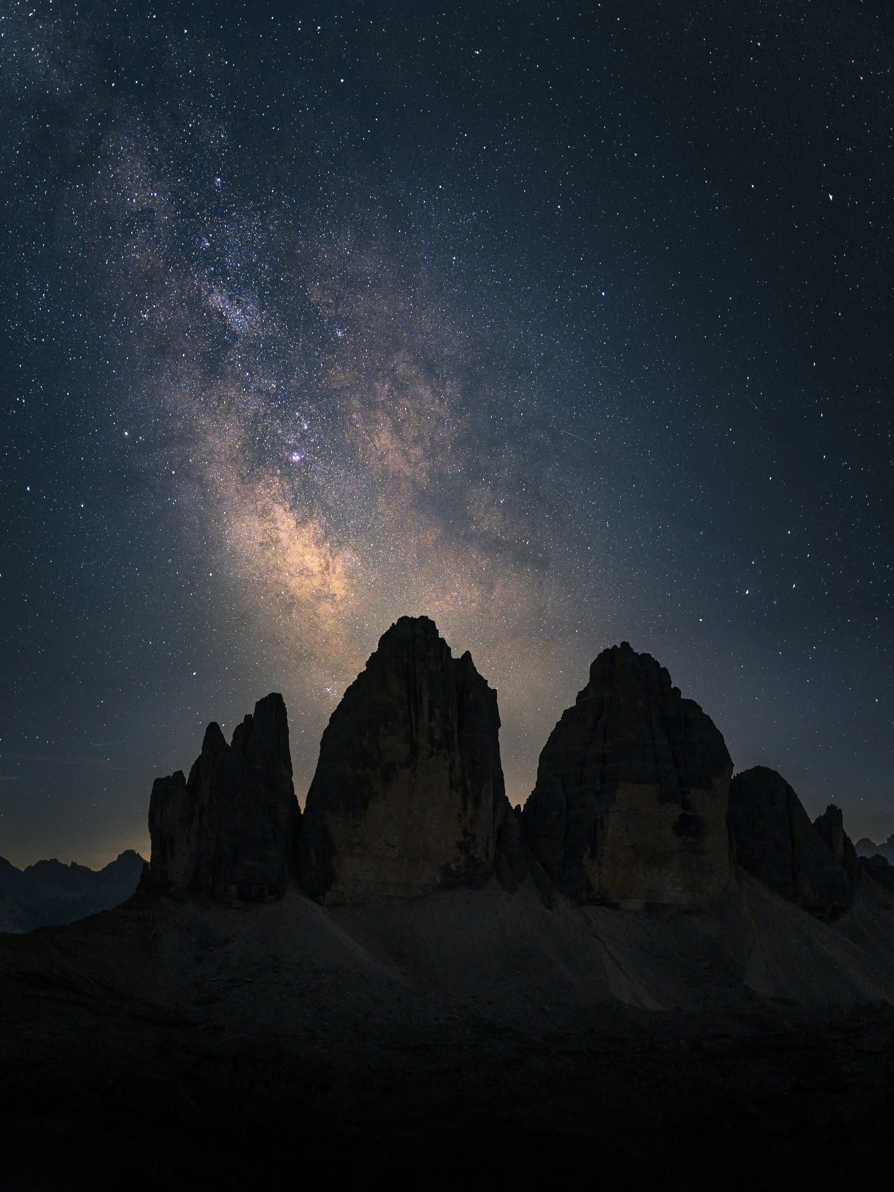 Die Milchstraße mit galaktischen Zentrum im Sommer über den 3 Zinnen.
