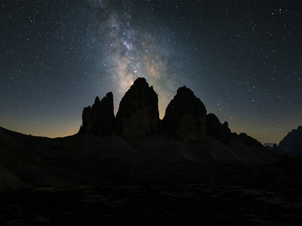 Die Milchstraße über den 3 Zinnen aufgenommen mit dem Sigma 24mm f/1.4 bei einer Blende von f/1.6 und einer Belichtungszeit von 13 Sekunden.