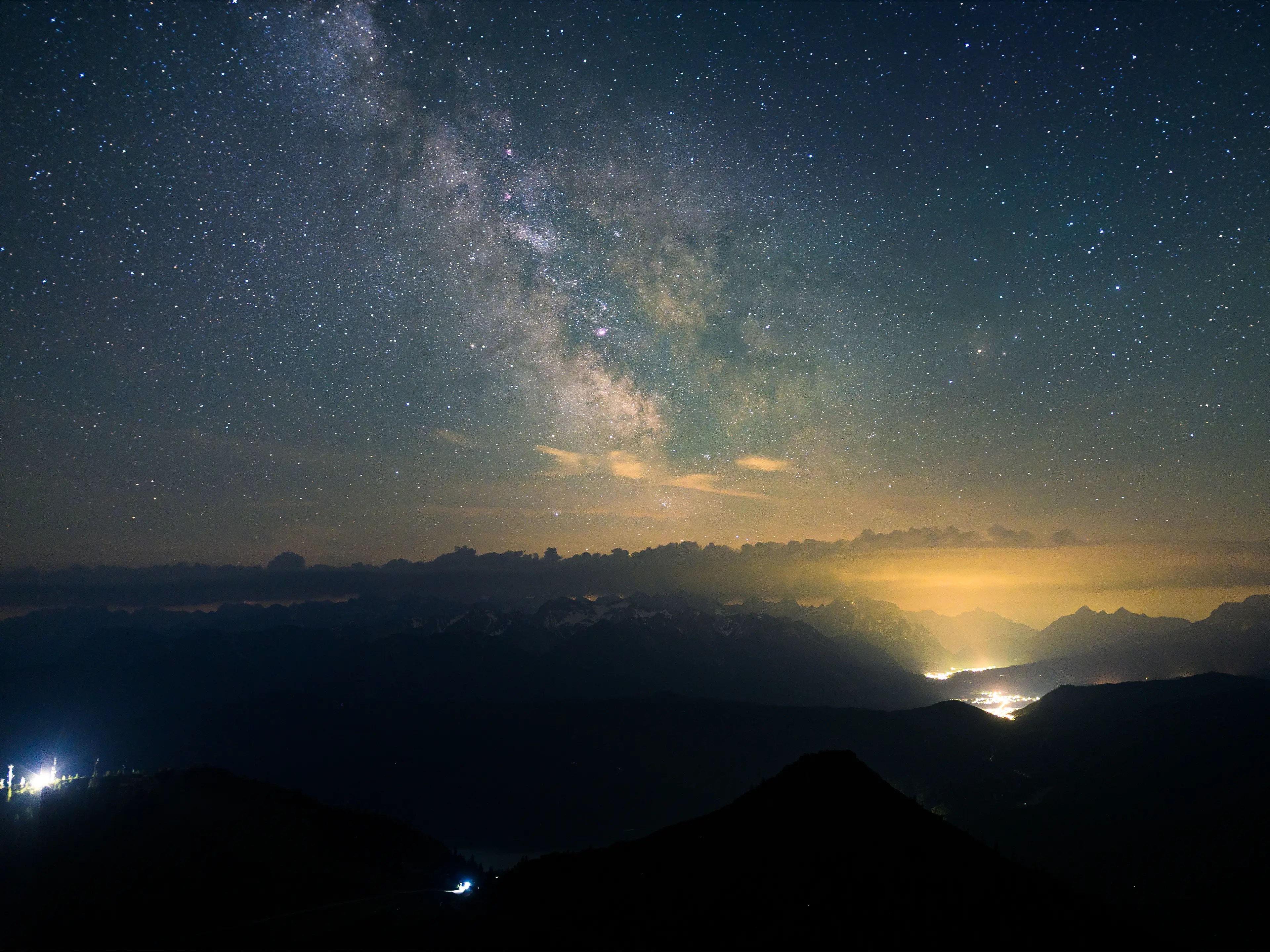 Die Milchstraße aufgenommen vom Herzogstand. Auf dem Bild seht ihr wie stark die Orte Krün, Wallgau und Mittenwald künstliches Licht in den Nachthimmel strahlen.