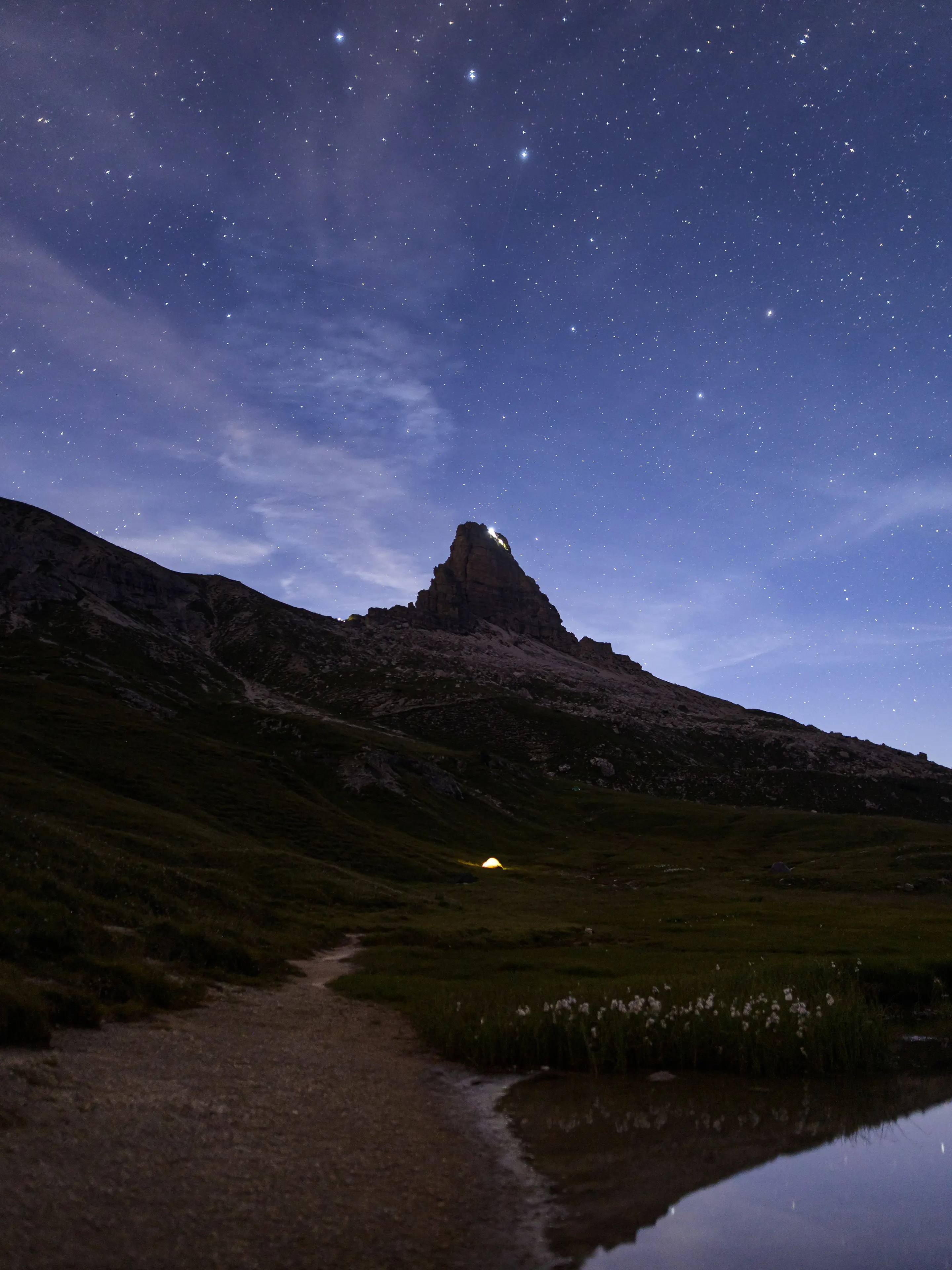 Der Blick zum Toblinger Knoten zum Ende der blauen Stunde. Nachtfotografie ohne Milchstraße