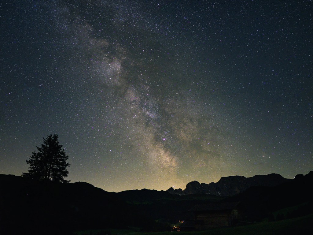 Die Milchstraße über der Seiser Alm in Südtirol, aufgenommen mit der Nikon Zfc mit APS-C Sensor. Es muss für gute Ergebnisse keine High-End-Kamera sein.