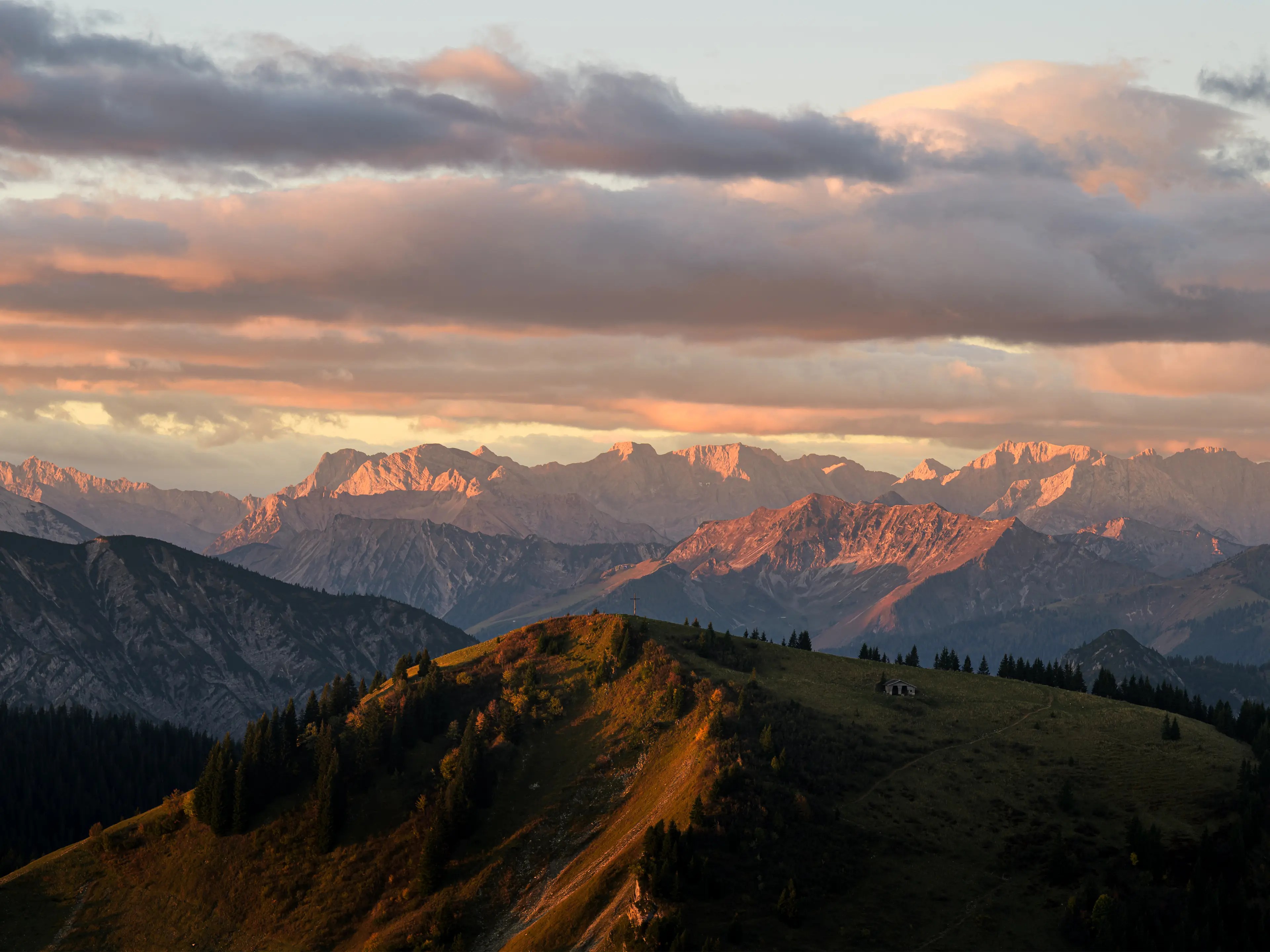 Ebenso kann der Setzberg als Ankerpunkt genutzt werden. Sein flacher Gipfel und das gut erkennbare Gipfelkreuz heben sich gut vom Hintergrund und dem Karwendelgebirge ab.