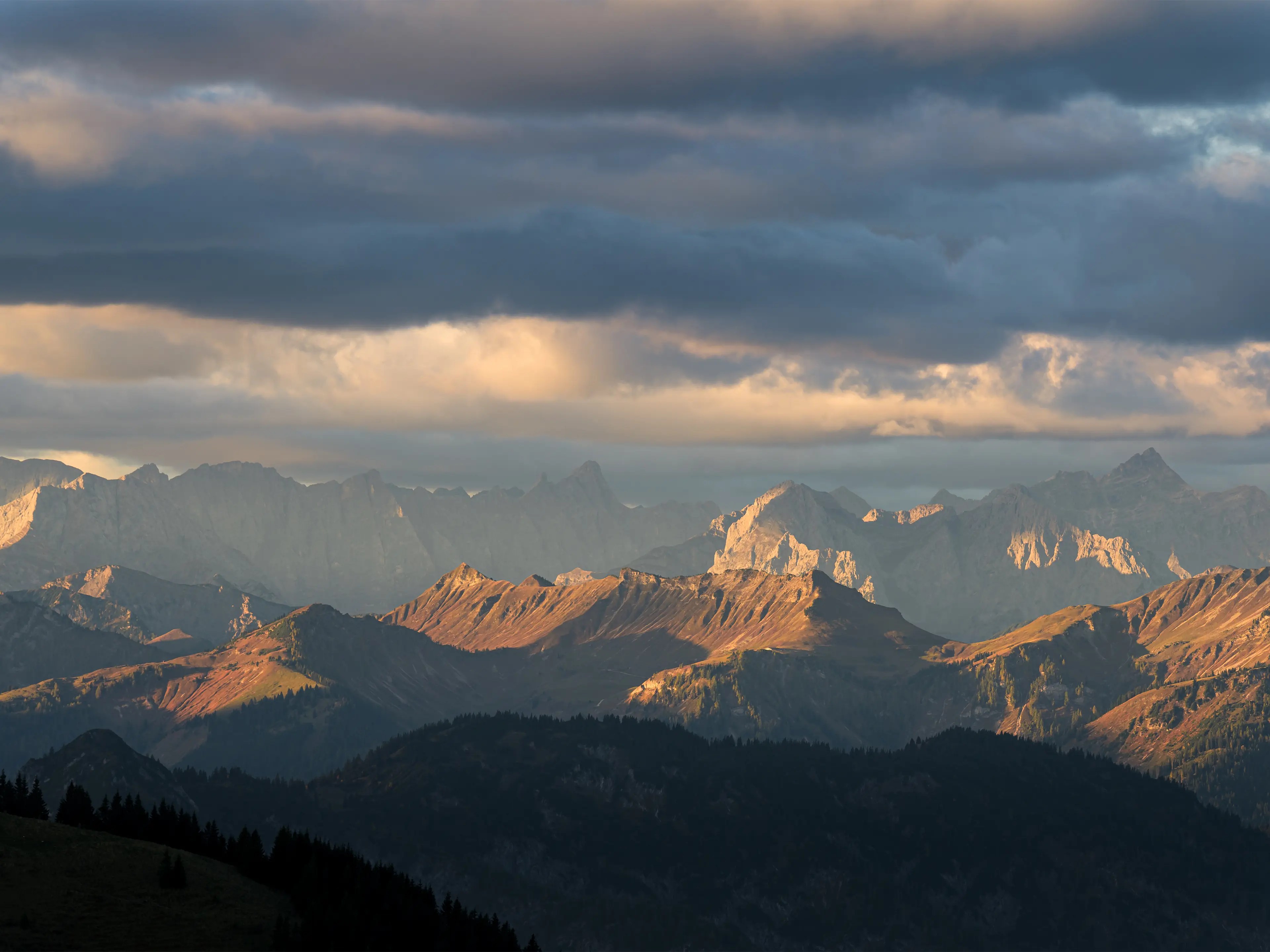 sonnenaufgang-wallberg-panorama-herbst-karwendel-7 Zudem kommen mit langen Brennweiten die Ebenen der Landschaft besser heraus.