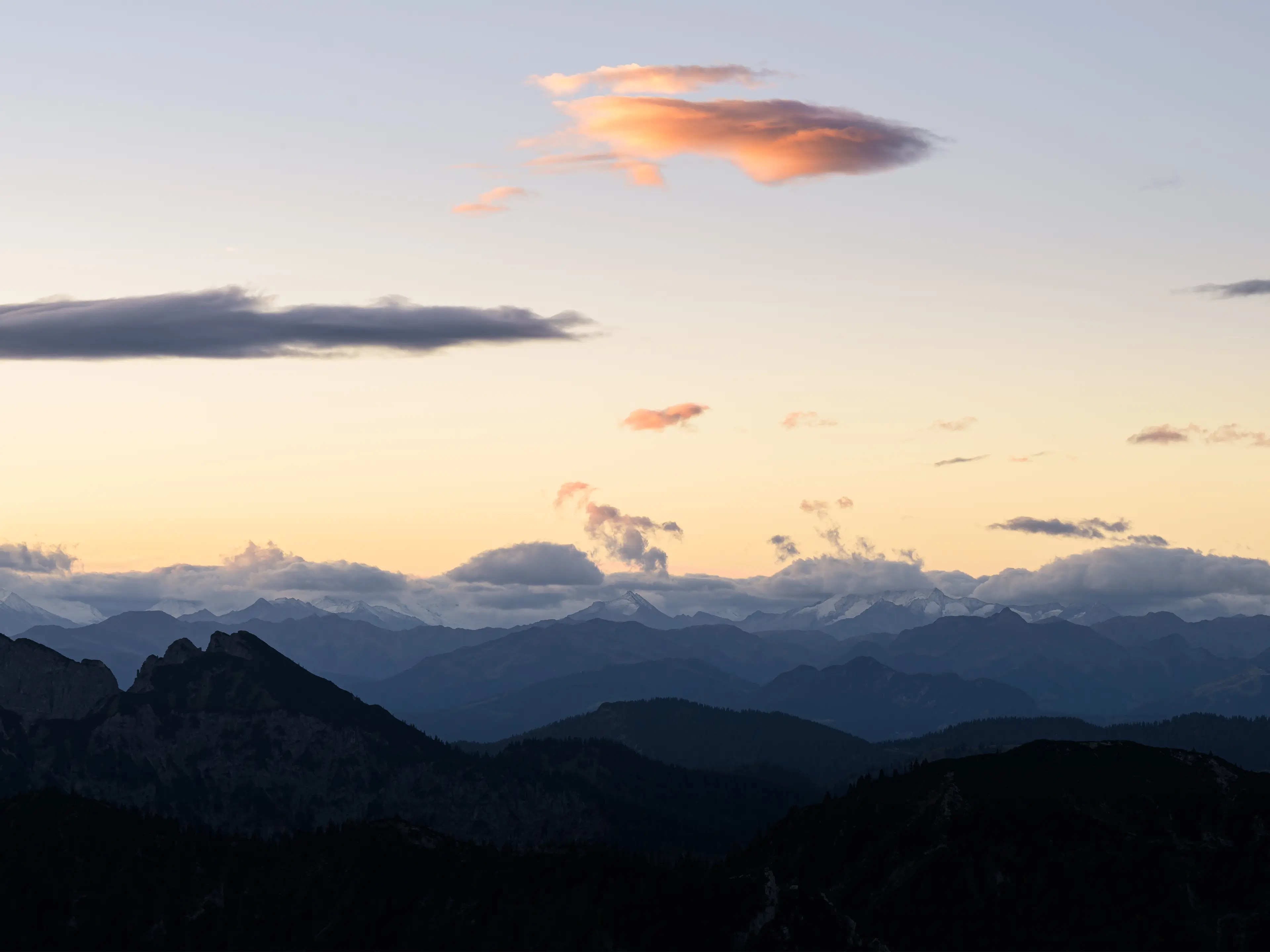 Bei gutem Wetter ist der Blick bis weit hinein in österreichischen Alpen möglich. An diesem Morgen hingegen die Gipfel dort im Nebel.