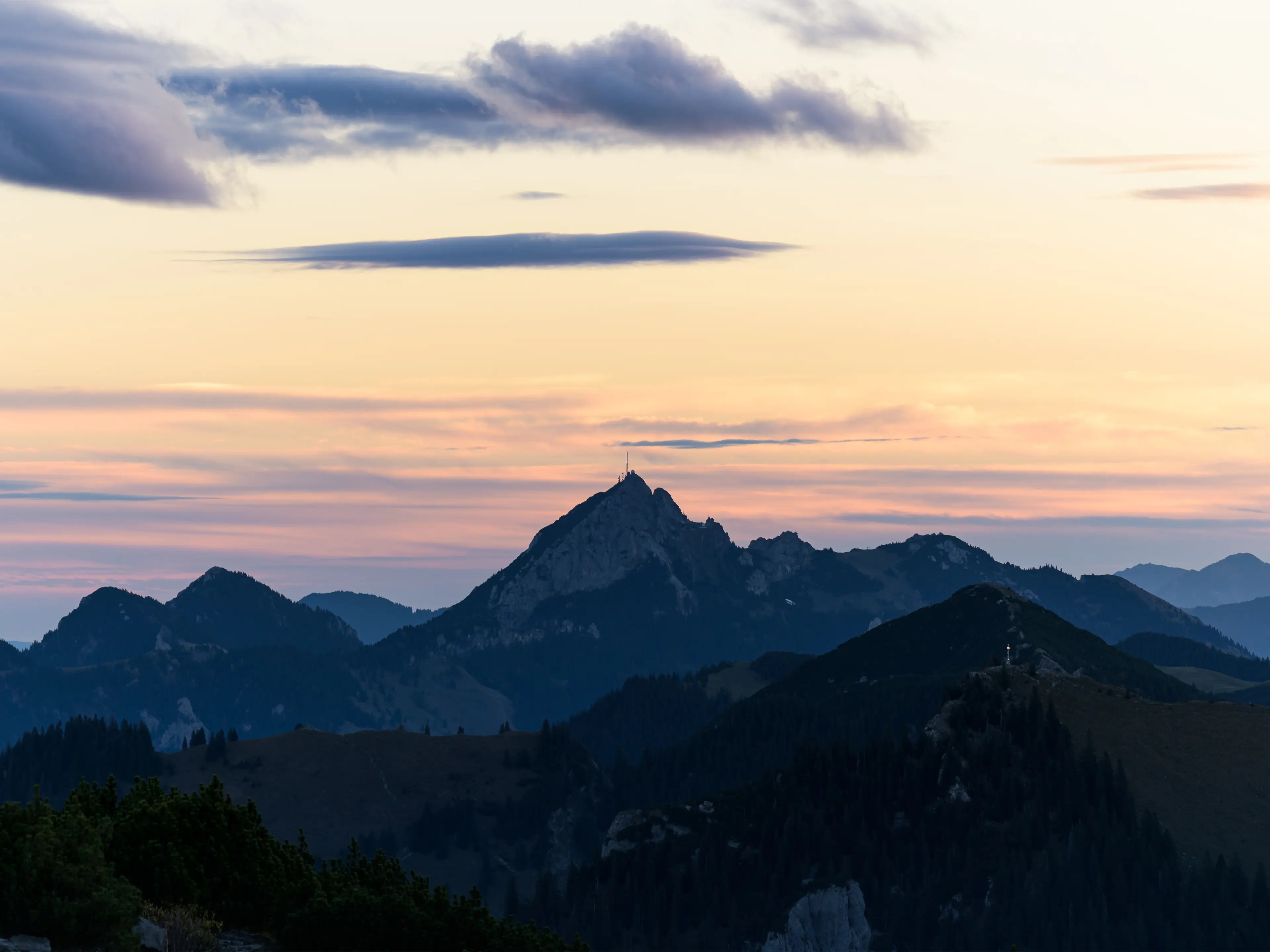 Der Blick zum Wendelstein kurz vor Sonnenaufgang am Wallberg. 